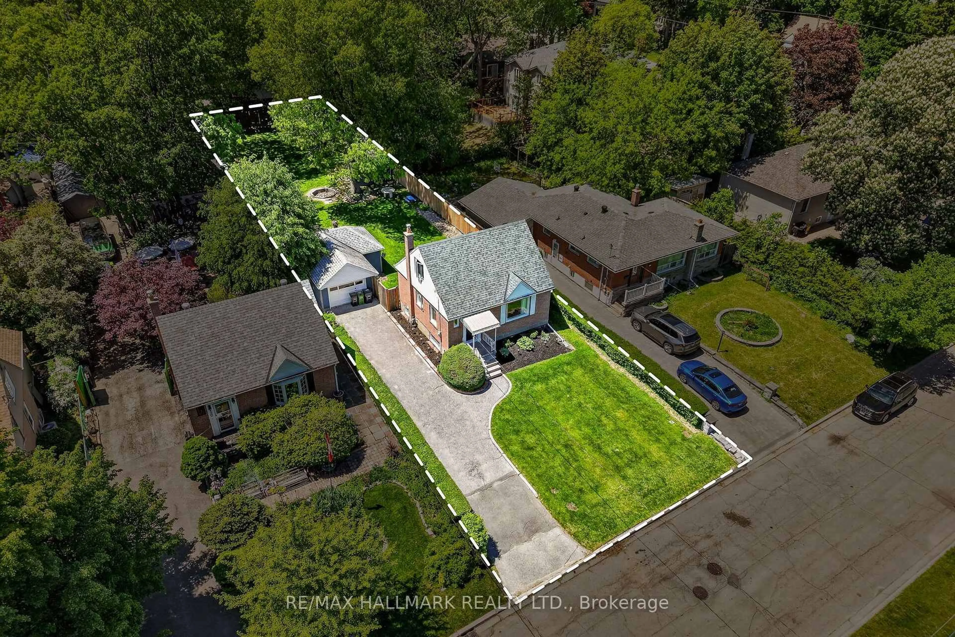 A pic from outside/outdoor area/front of a property/back of a property/a pic from drone, street for 32 Rockwood Dr, Toronto Ontario M1M 3N1