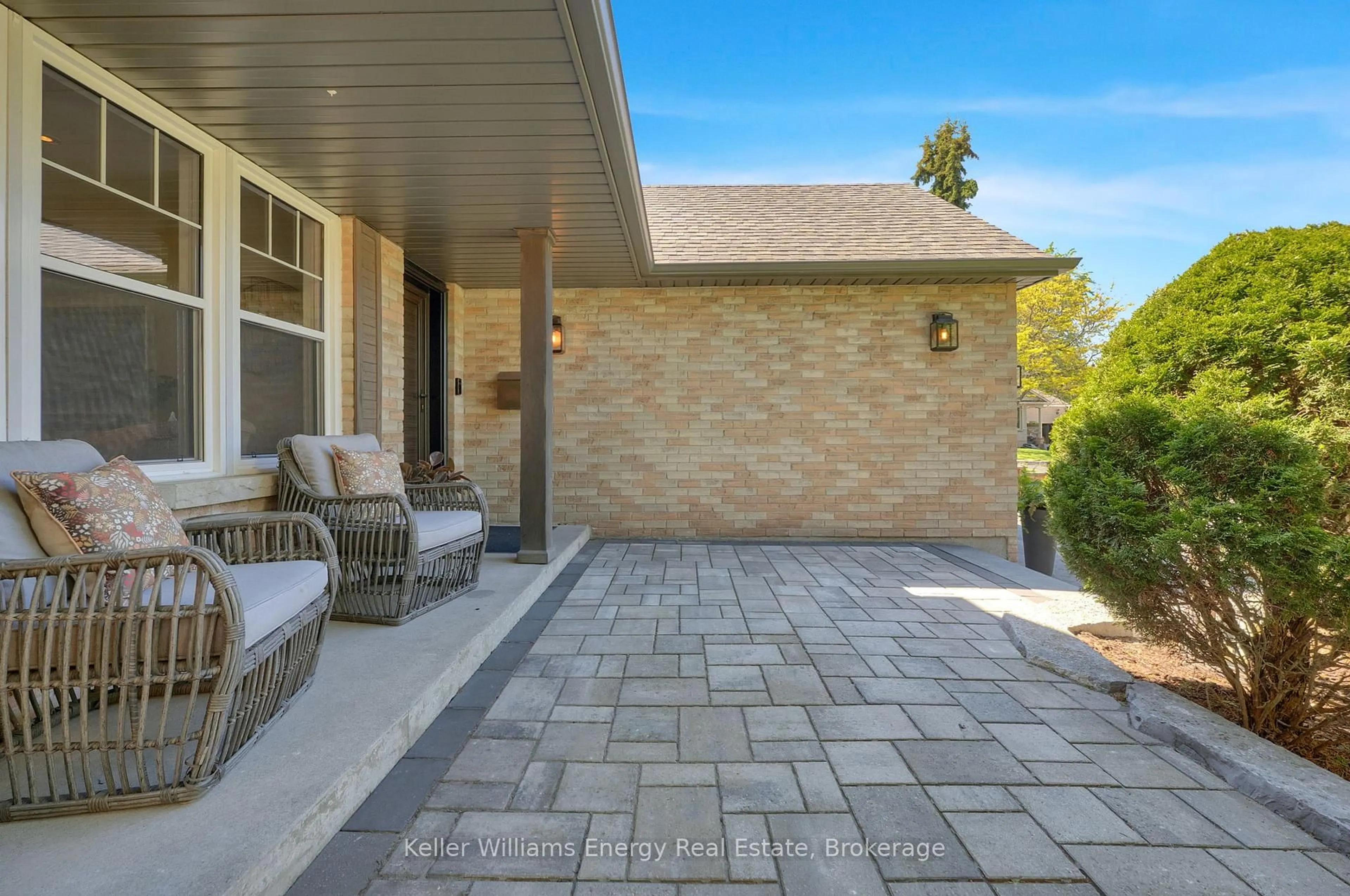 Patio, street for 777 Shetland Crt, Oshawa Ontario L1J 7R3