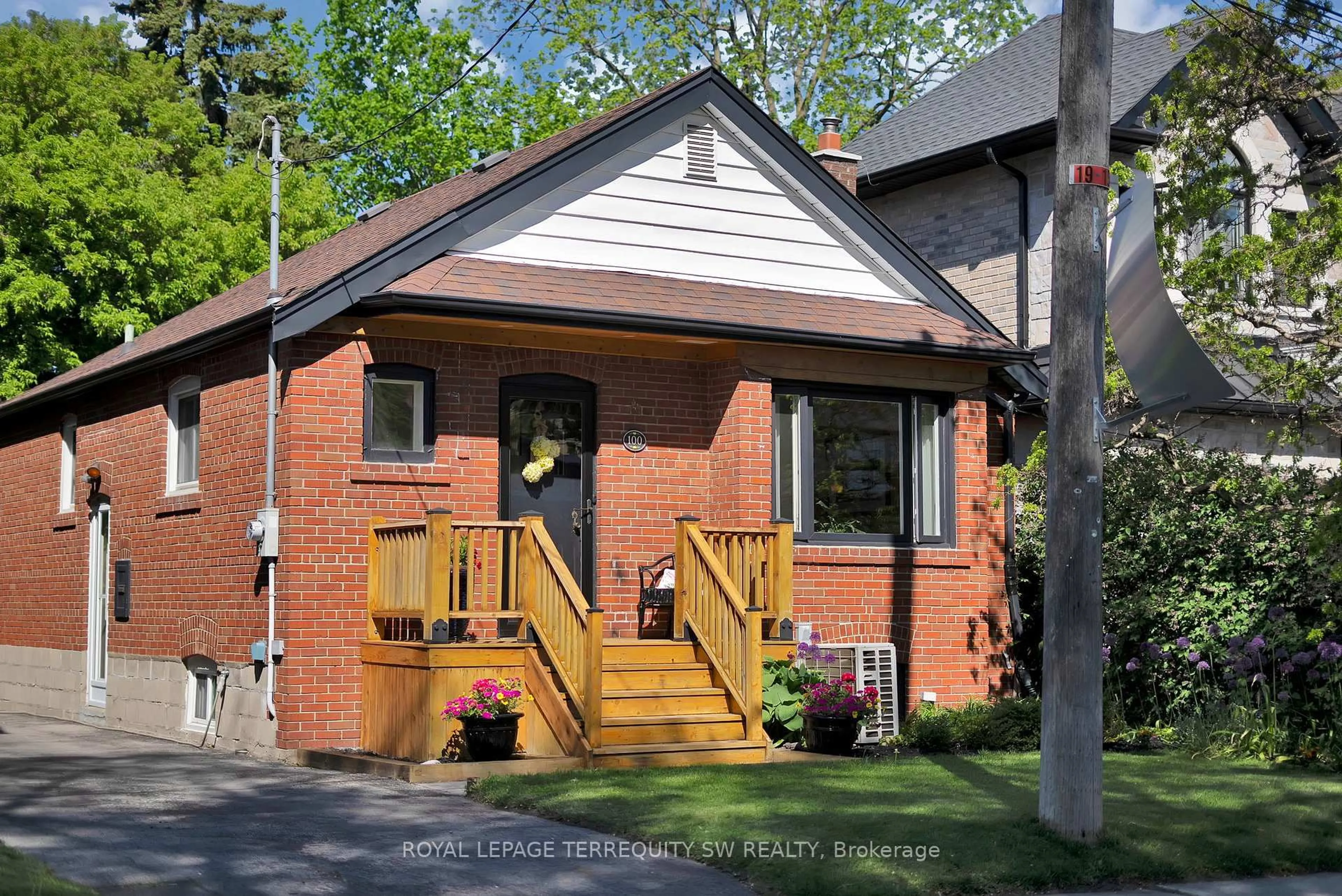 Home with brick exterior material, street for 100 Harding Blvd, Toronto Ontario M1N 3E2