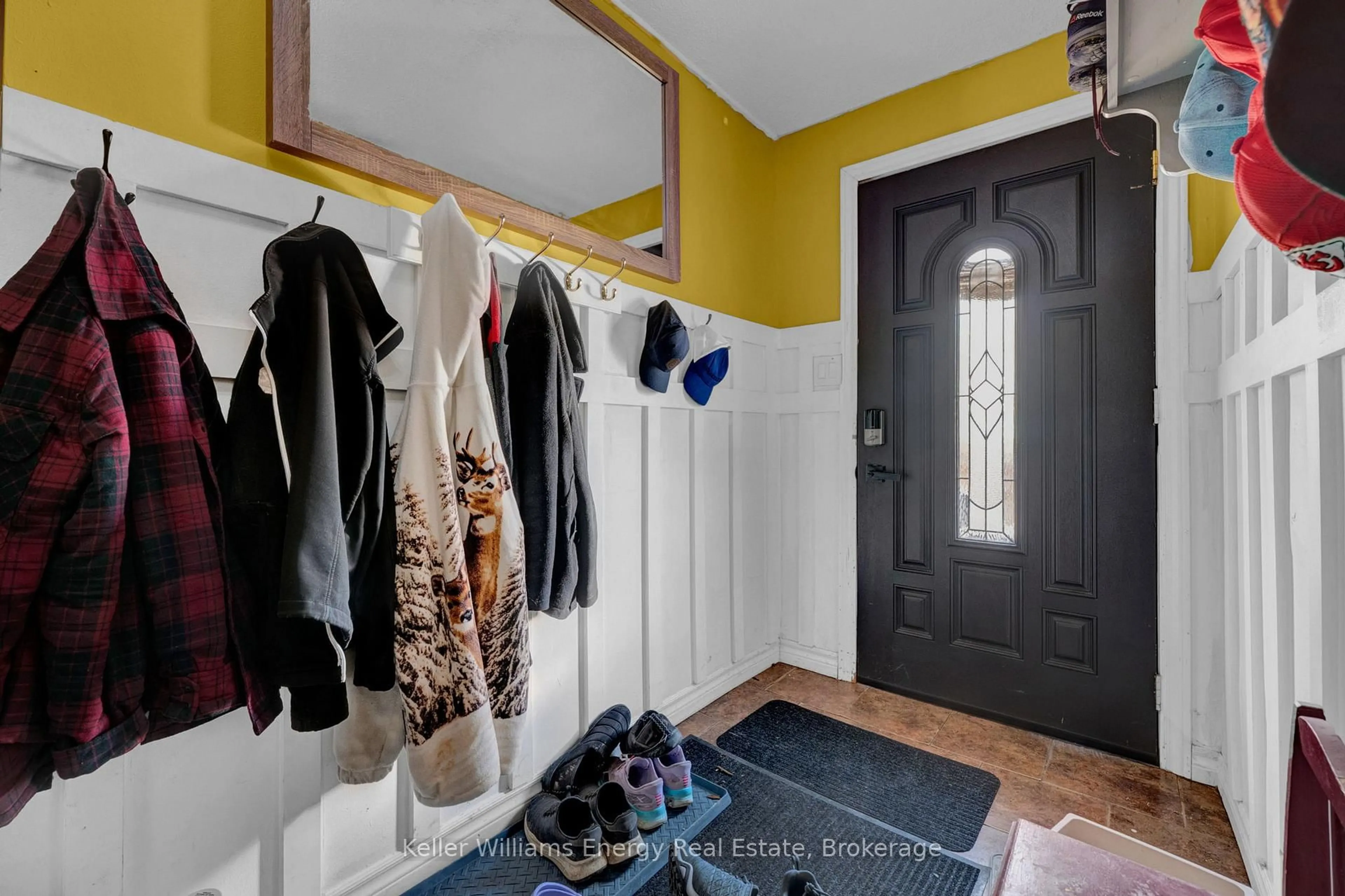 Indoor entryway for 741 Ritson Rd, Oshawa Ontario L1H 5L2