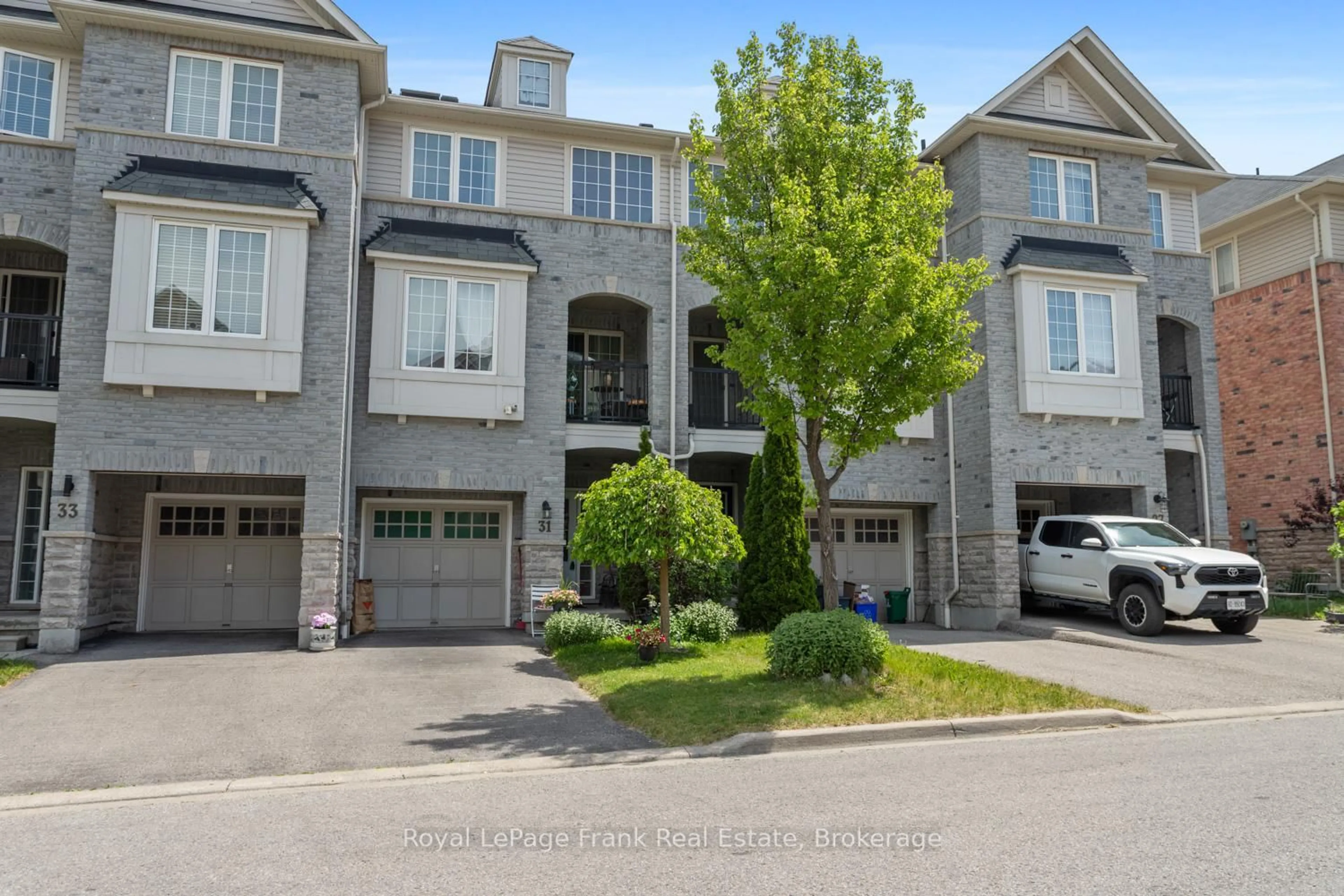 A pic from outside/outdoor area/front of a property/back of a property/a pic from drone, street for 31 Linnell St, Ajax Ontario L1Z 0K8