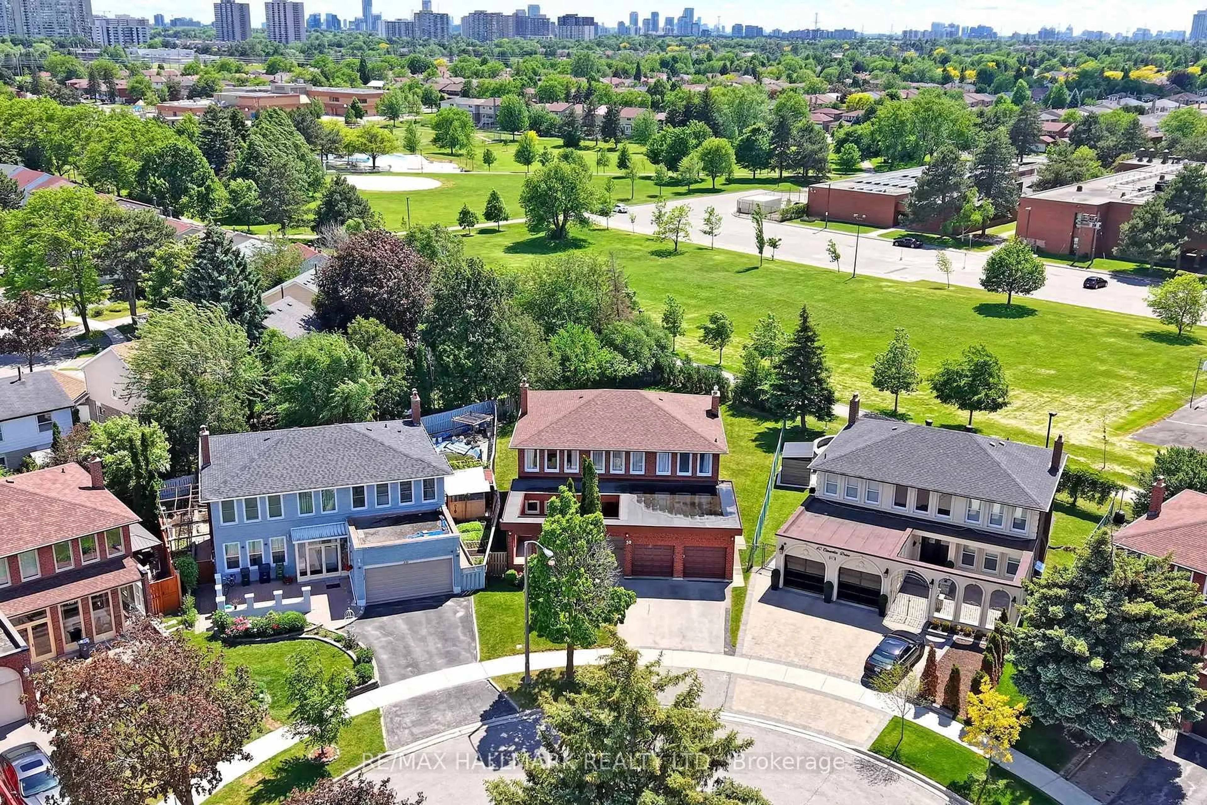A pic from outside/outdoor area/front of a property/back of a property/a pic from drone, street for 38 Elmartin Dr, Toronto Ontario M1W 3C5