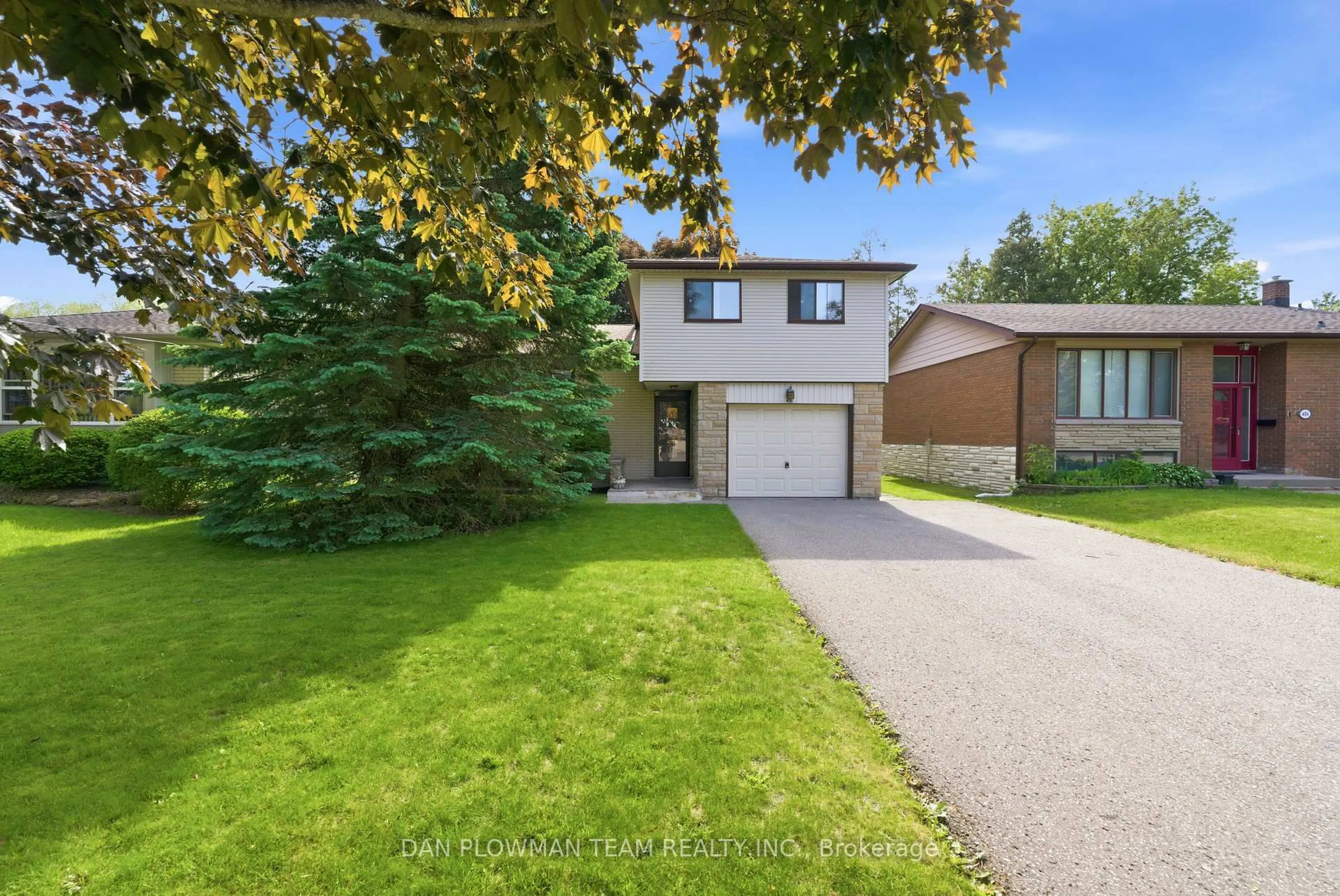 A pic from outside/outdoor area/front of a property/back of a property/a pic from drone, street for 410 Dianne Dr, Oshawa Ontario L1H 7A6