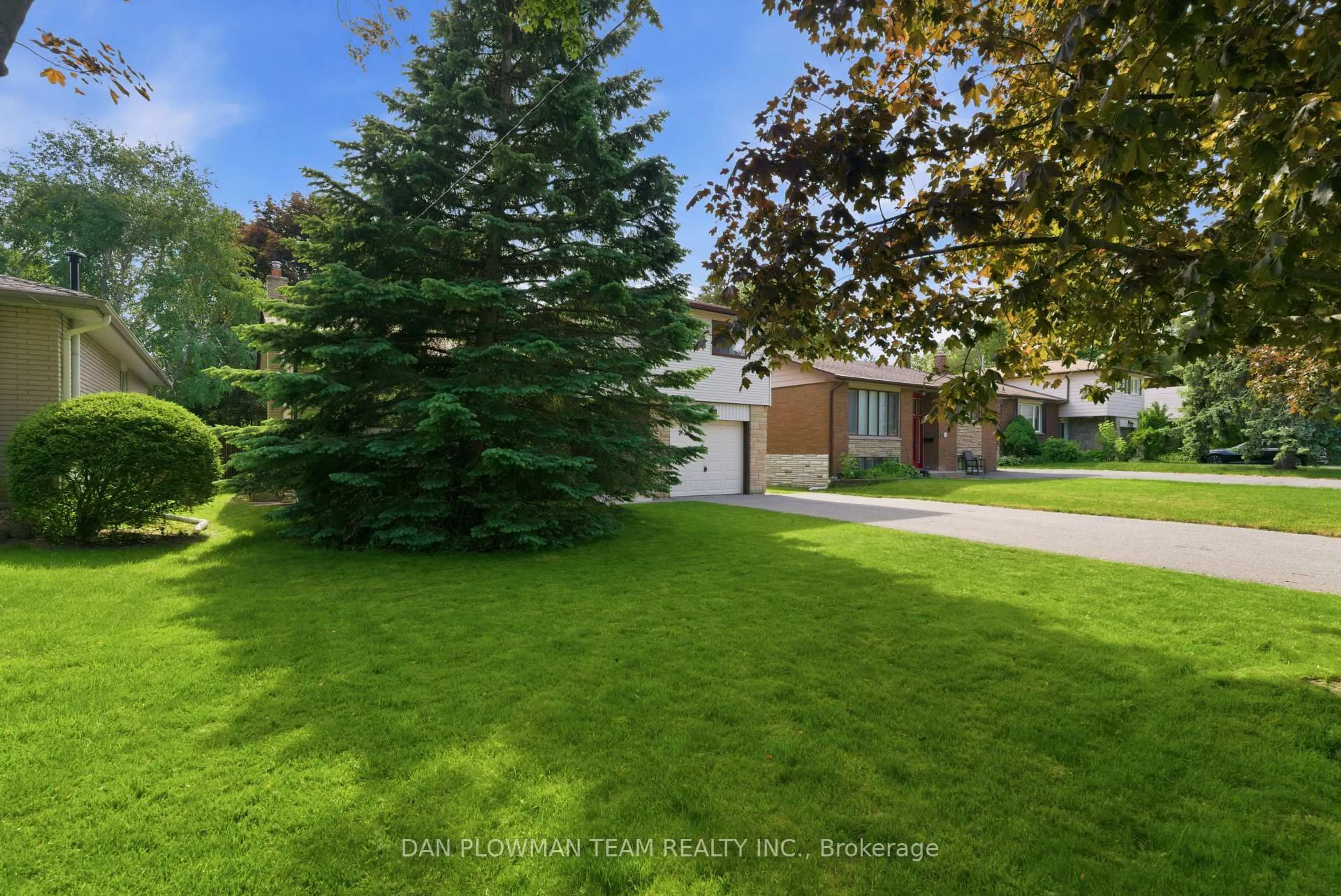 A pic from outside/outdoor area/front of a property/back of a property/a pic from drone, street for 410 Dianne Dr, Oshawa Ontario L1H 7A6