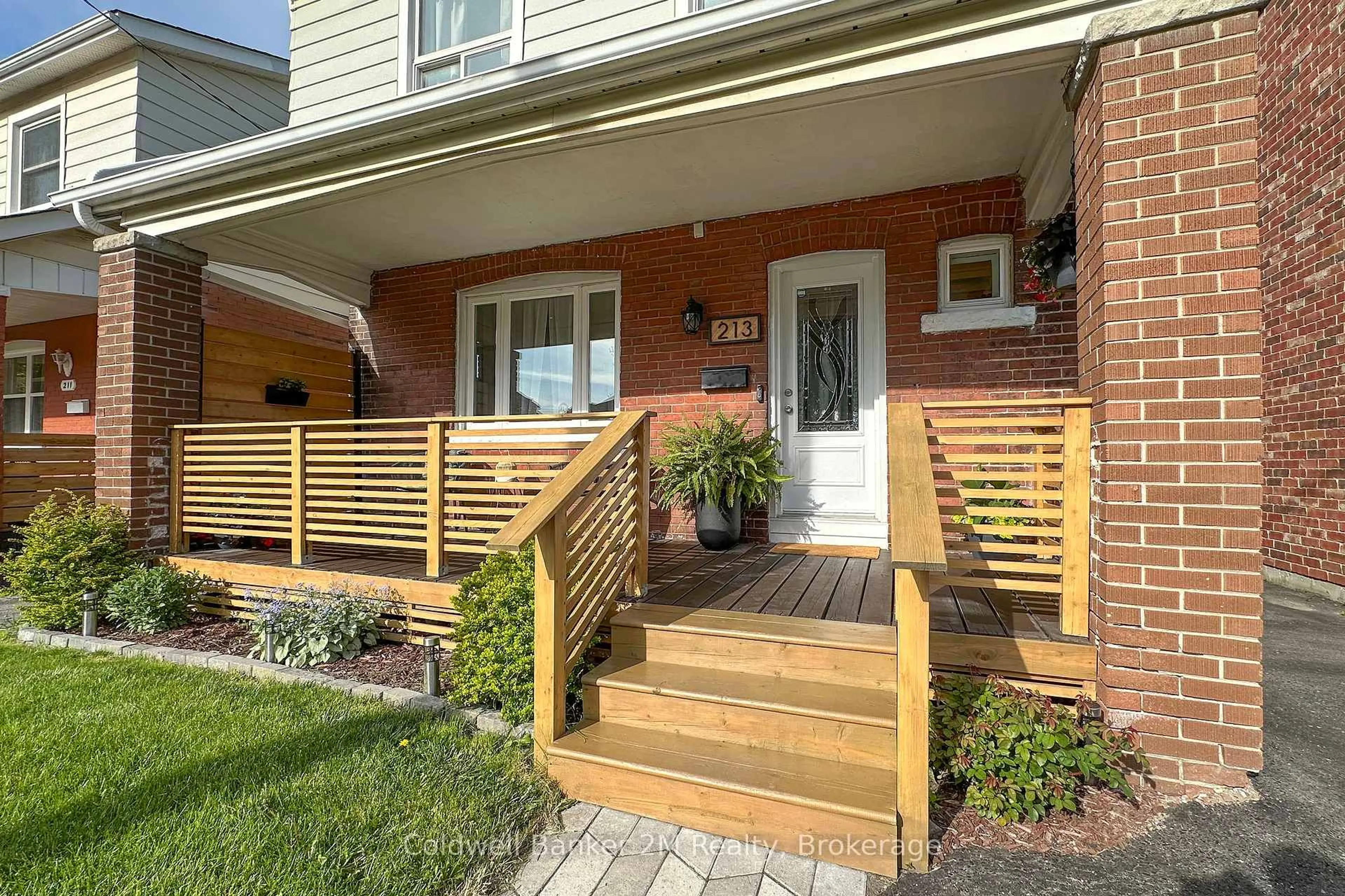 Patio, street for 213 Huron St, Oshawa Ontario L1H 5E5