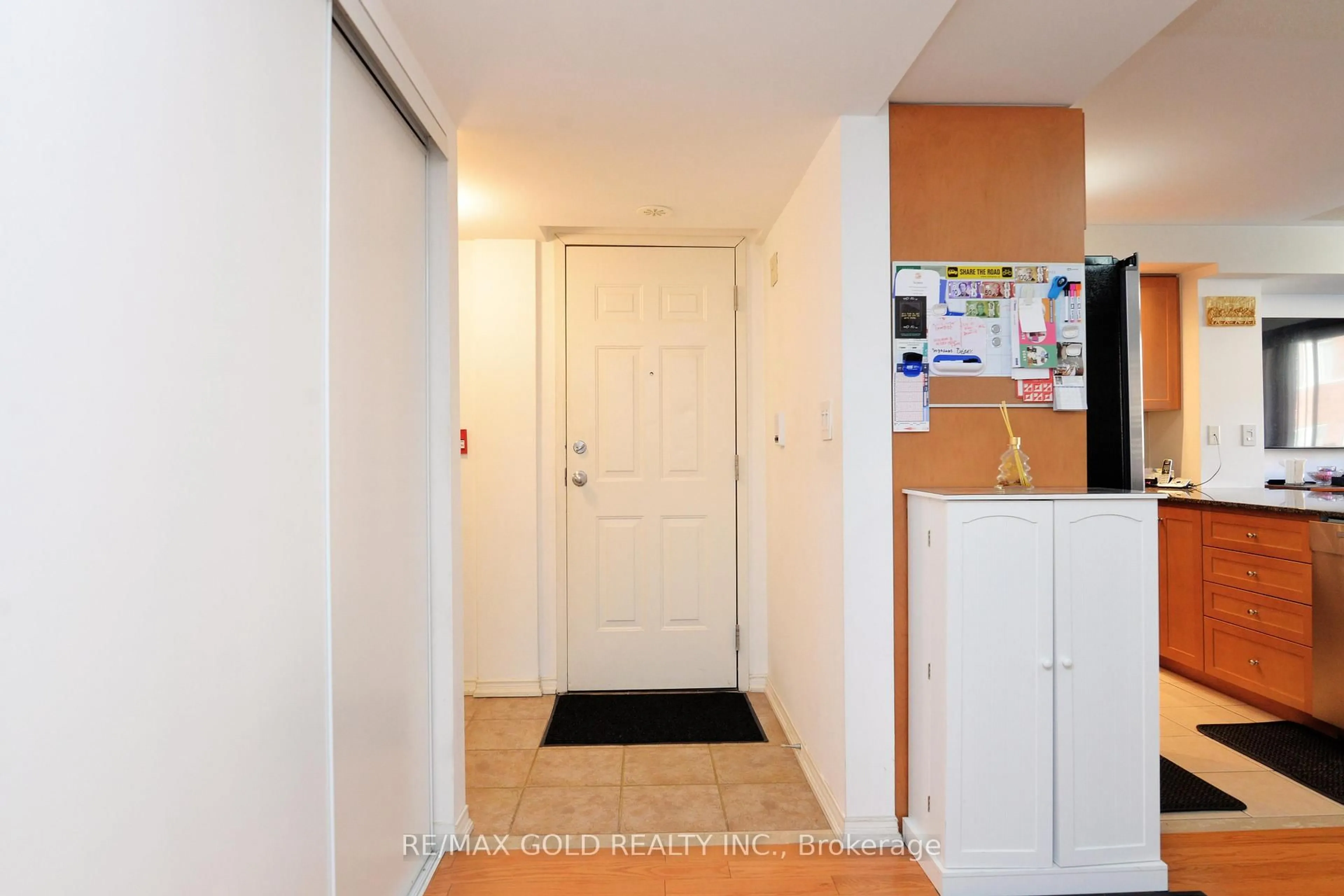 Indoor foyer for 671A Warden Ave #26, Toronto Ontario M1L 0G3