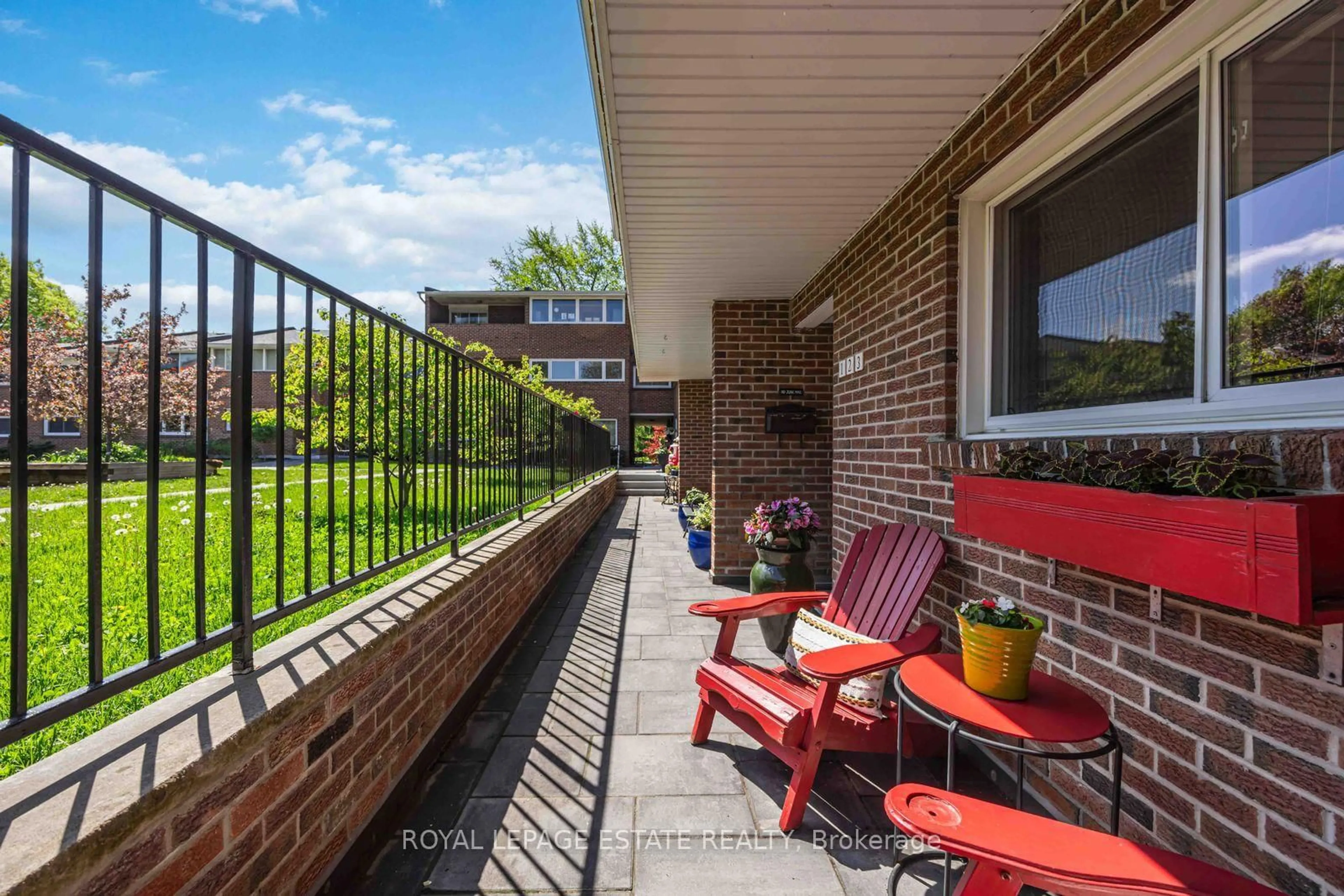 Patio, street for 90 Edgewood Ave #123, Toronto Ontario M4L 3H1