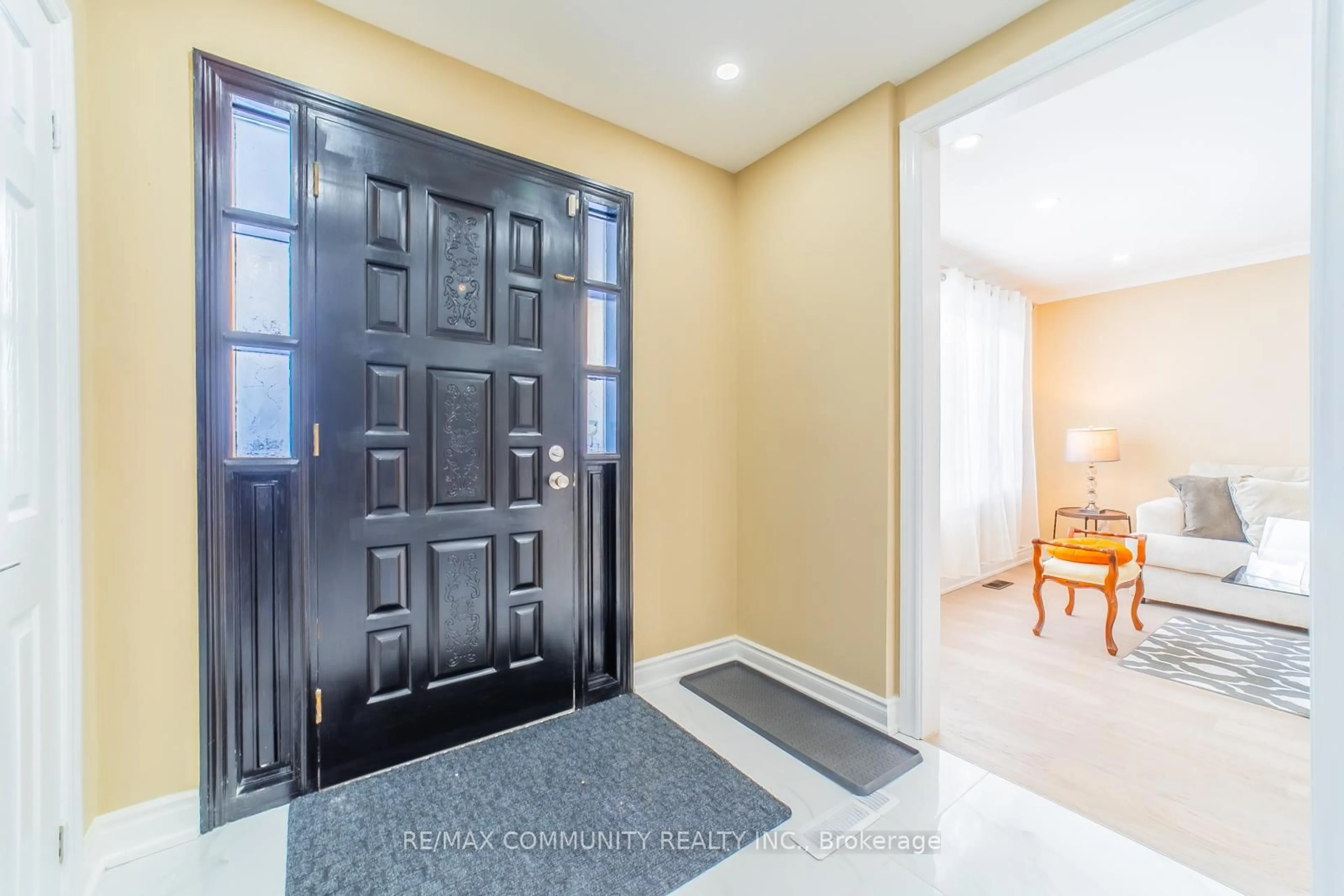 Indoor foyer for 45 Barrymore Rd, Toronto Ontario M1J 1W4