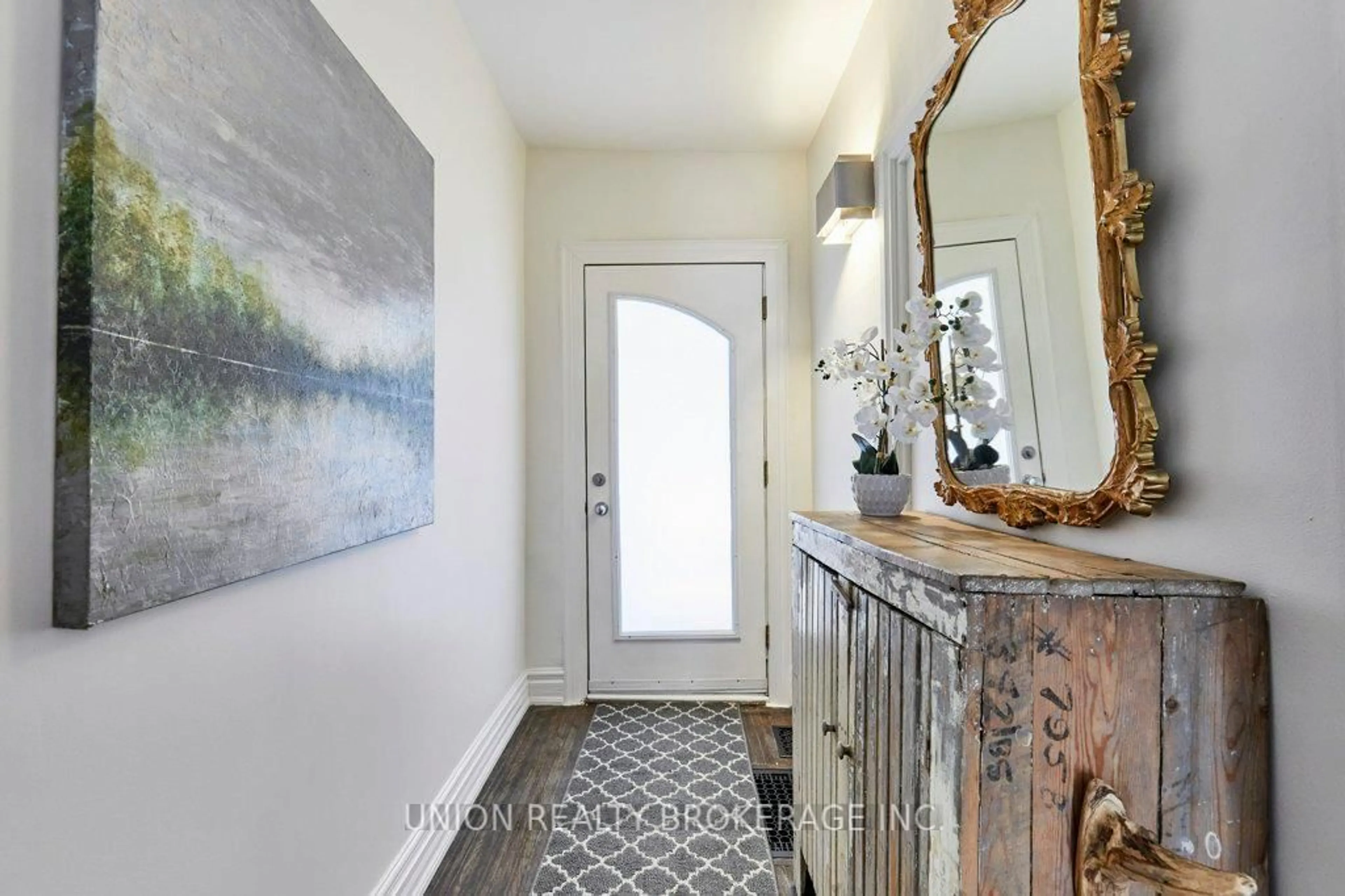 Indoor entryway for 285 Woodbine Ave, Toronto Ontario M4L 3P3