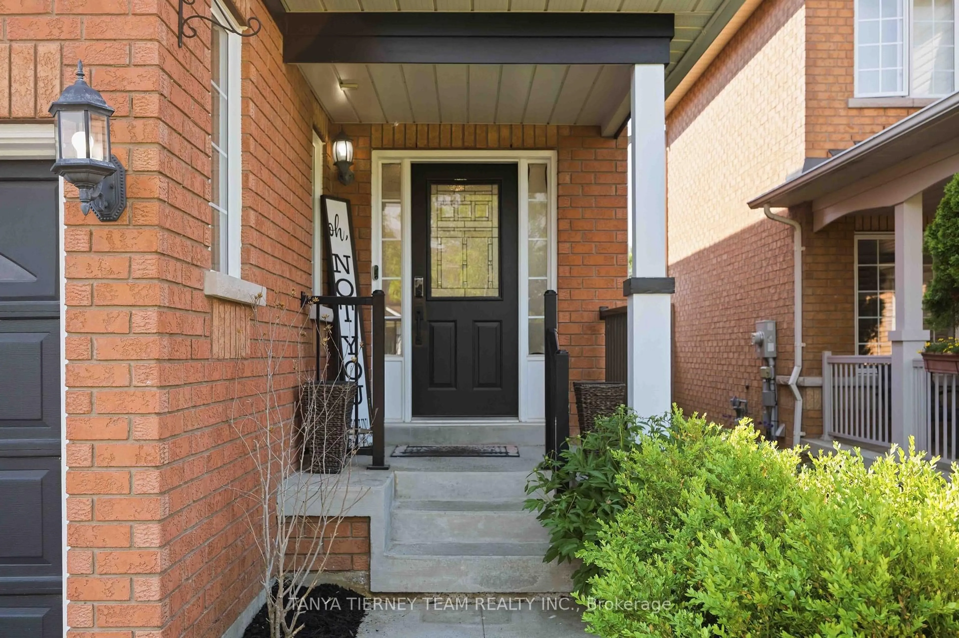 Indoor entryway for 54 Fitzpatrick Crt, Whitby Ontario L1M 2G8