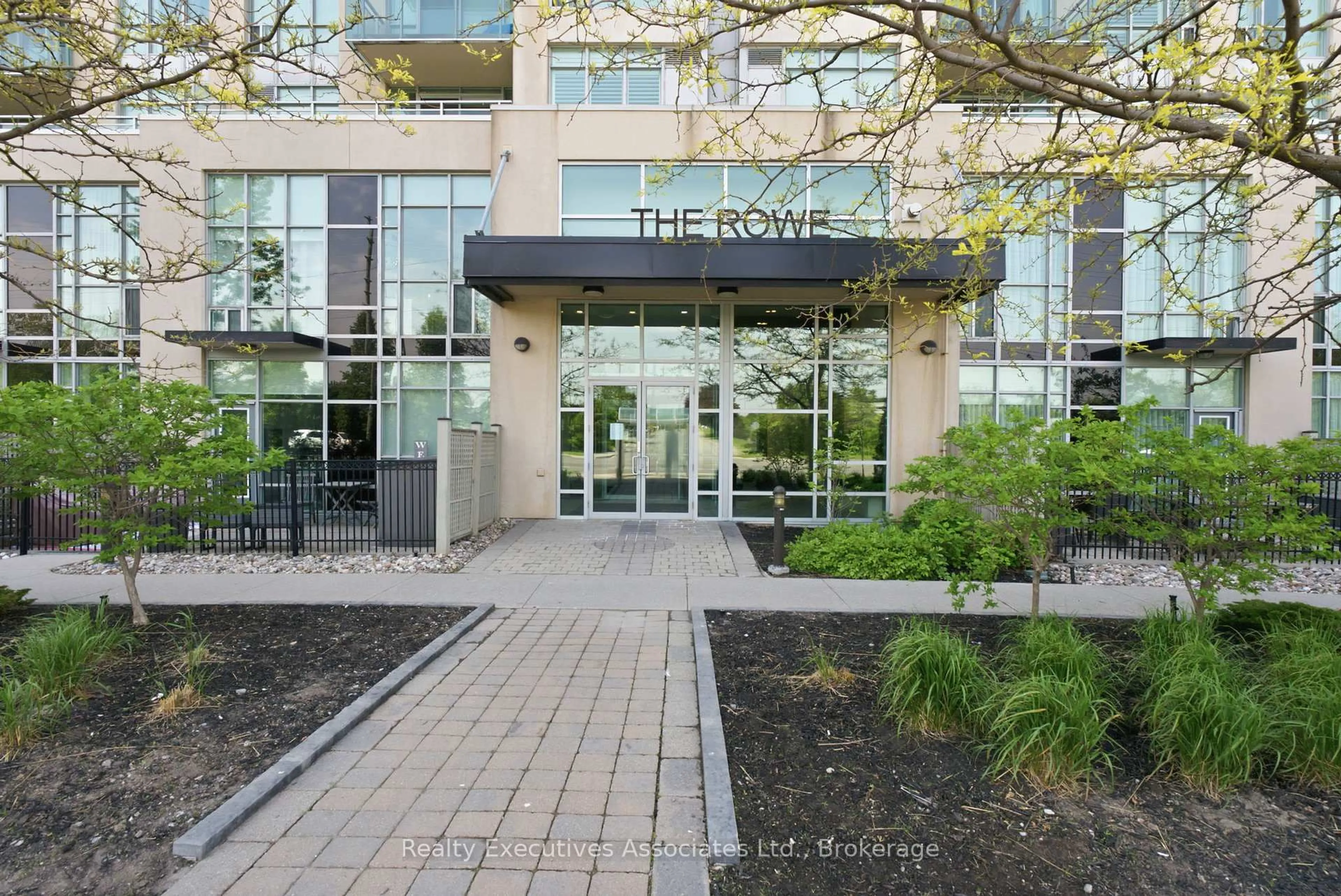 Indoor foyer for 1600 Charles St #911, Whitby Ontario L1N 0G4