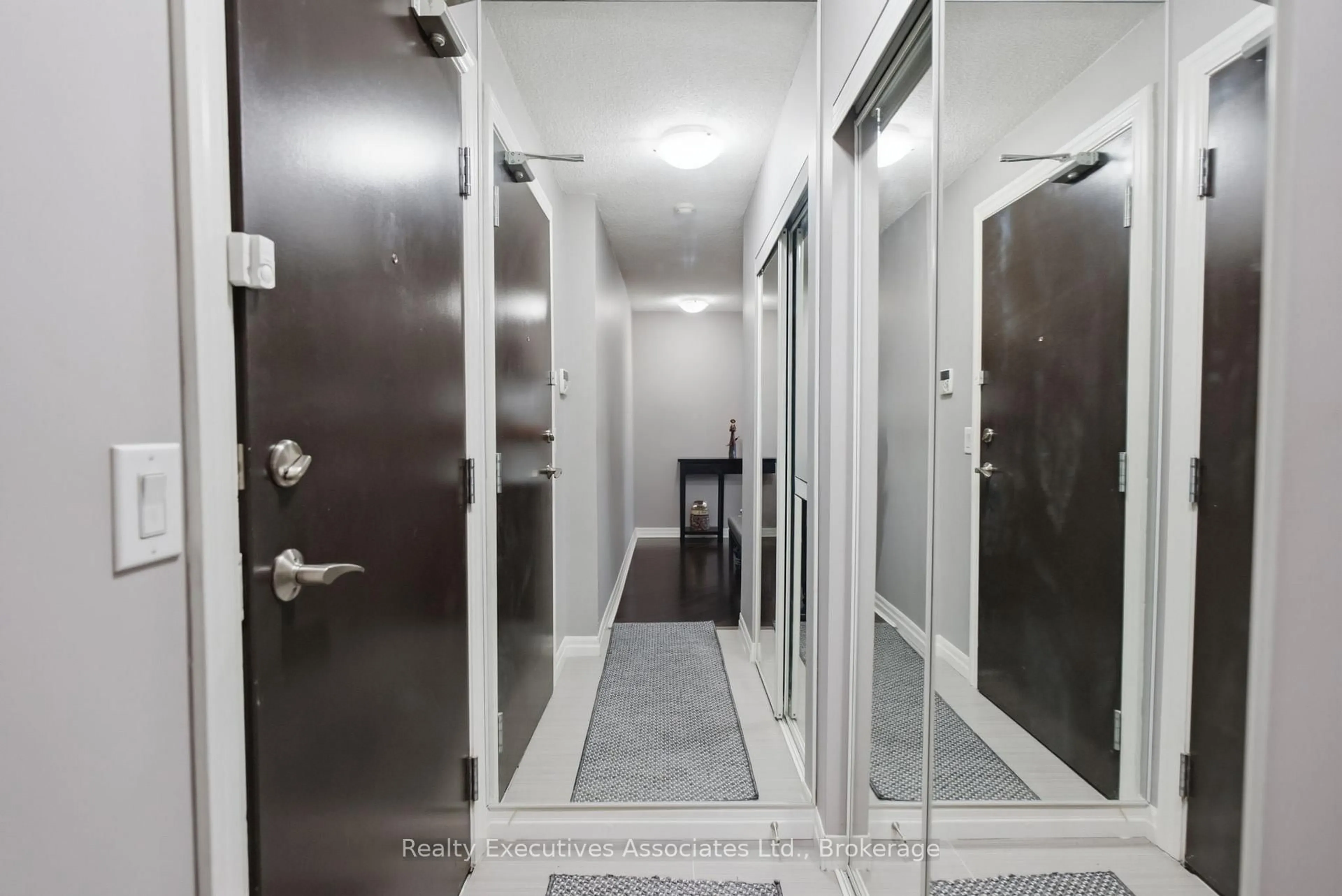 Indoor foyer for 1600 Charles St #911, Whitby Ontario L1N 0G4