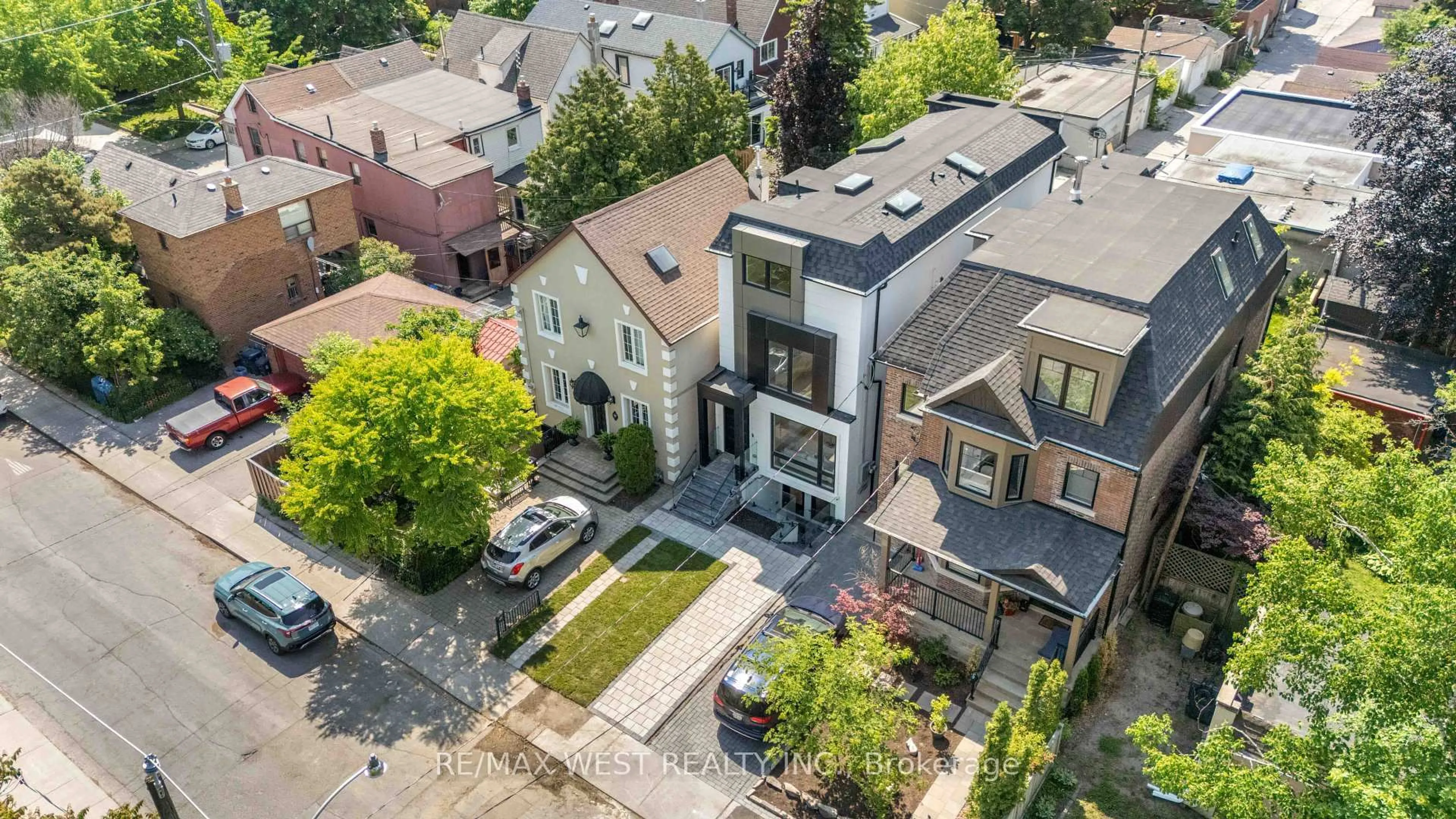 A pic from outside/outdoor area/front of a property/back of a property/a pic from drone, street for 15 Cruikshank Ave, Toronto Ontario M4K 1S6