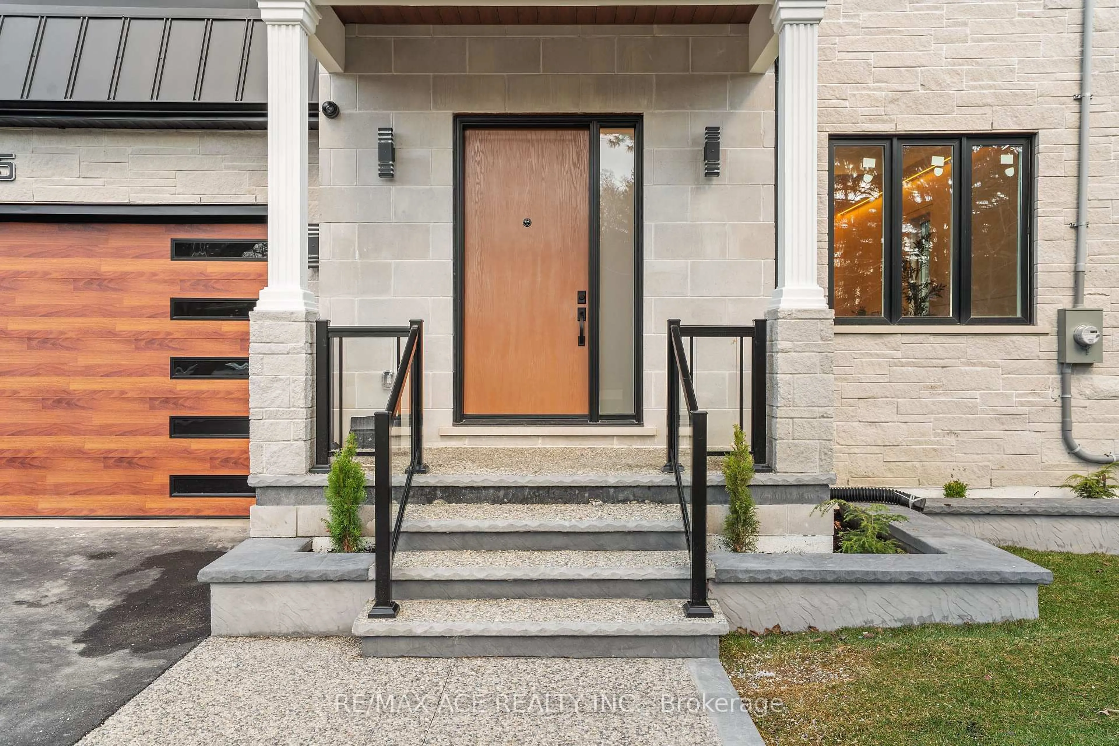 Indoor entryway for 5 Larwood Blvd, Toronto Ontario M1M 2M5