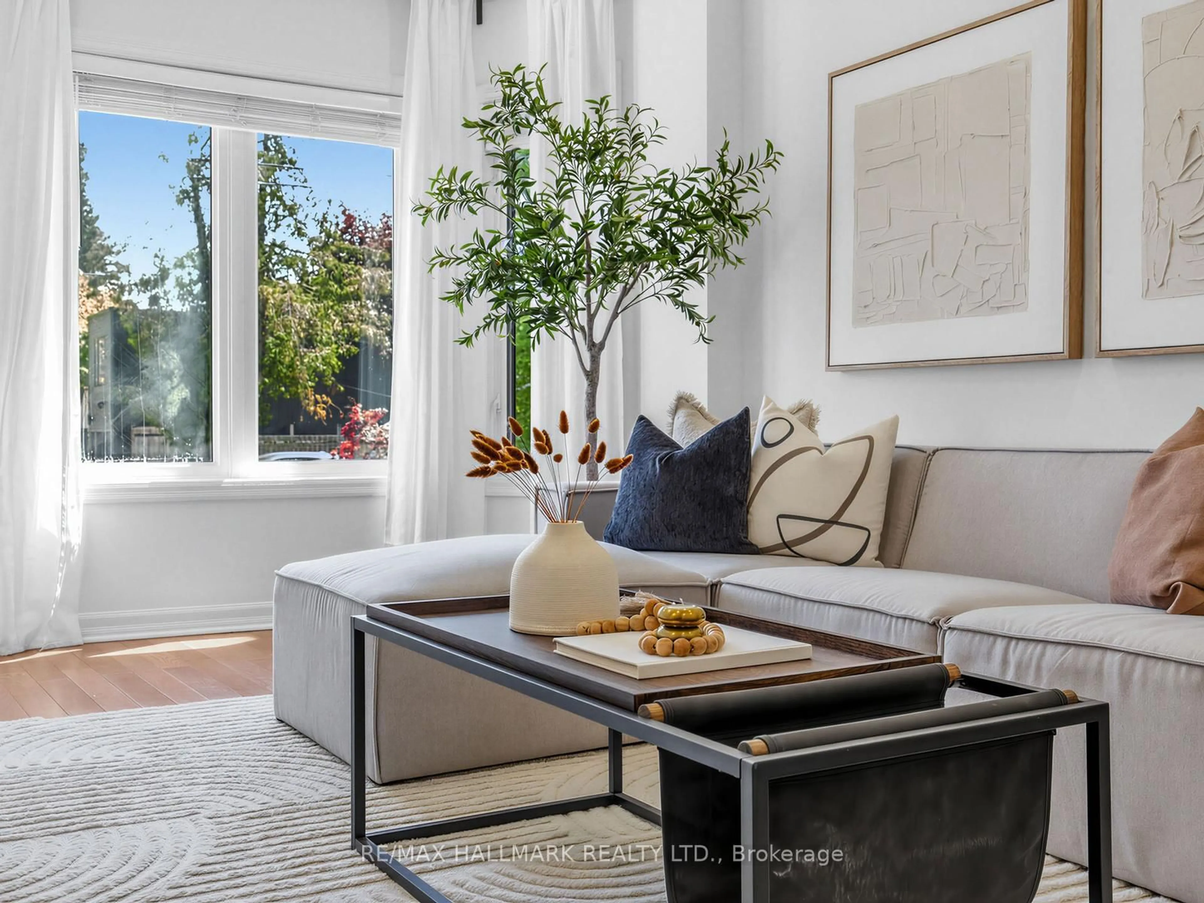 Living room with furniture, unknown for 62 Doncaster Ave, Toronto Ontario M4C 1Y8