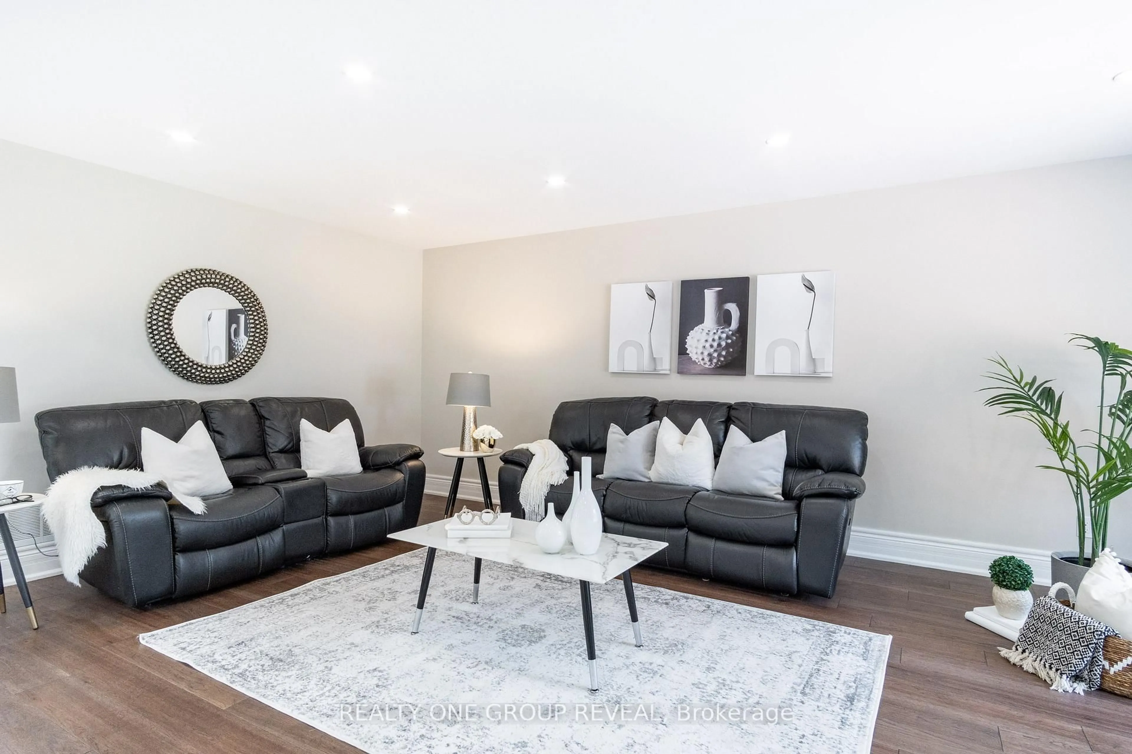Living room with furniture, wood/laminate floor for 124 Bathgate Dr, Toronto Ontario M1C 1T5
