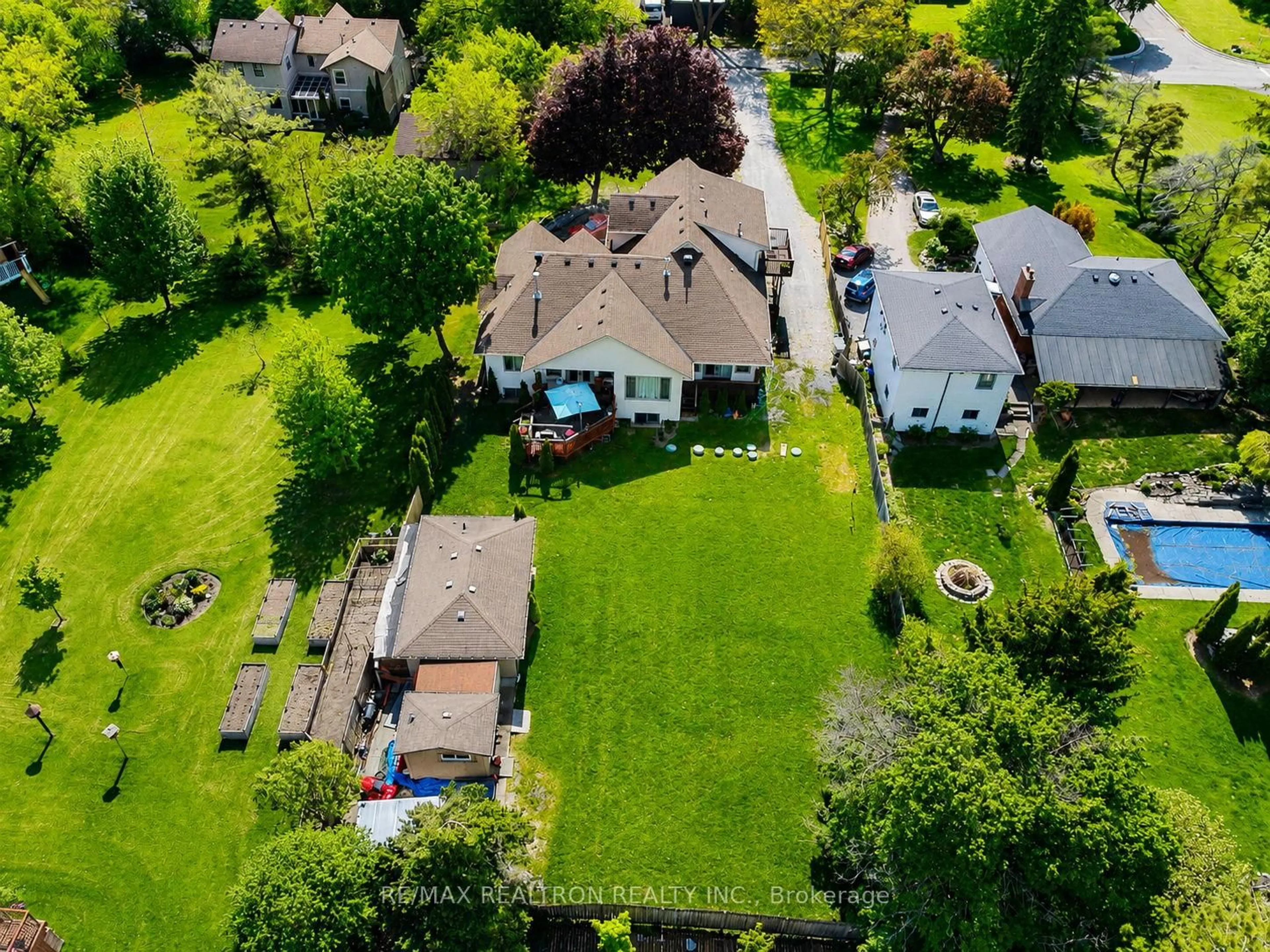 A pic from outside/outdoor area/front of a property/back of a property/a pic from drone, street for 5023 Franklin St, Pickering Ontario L1Y 1B4