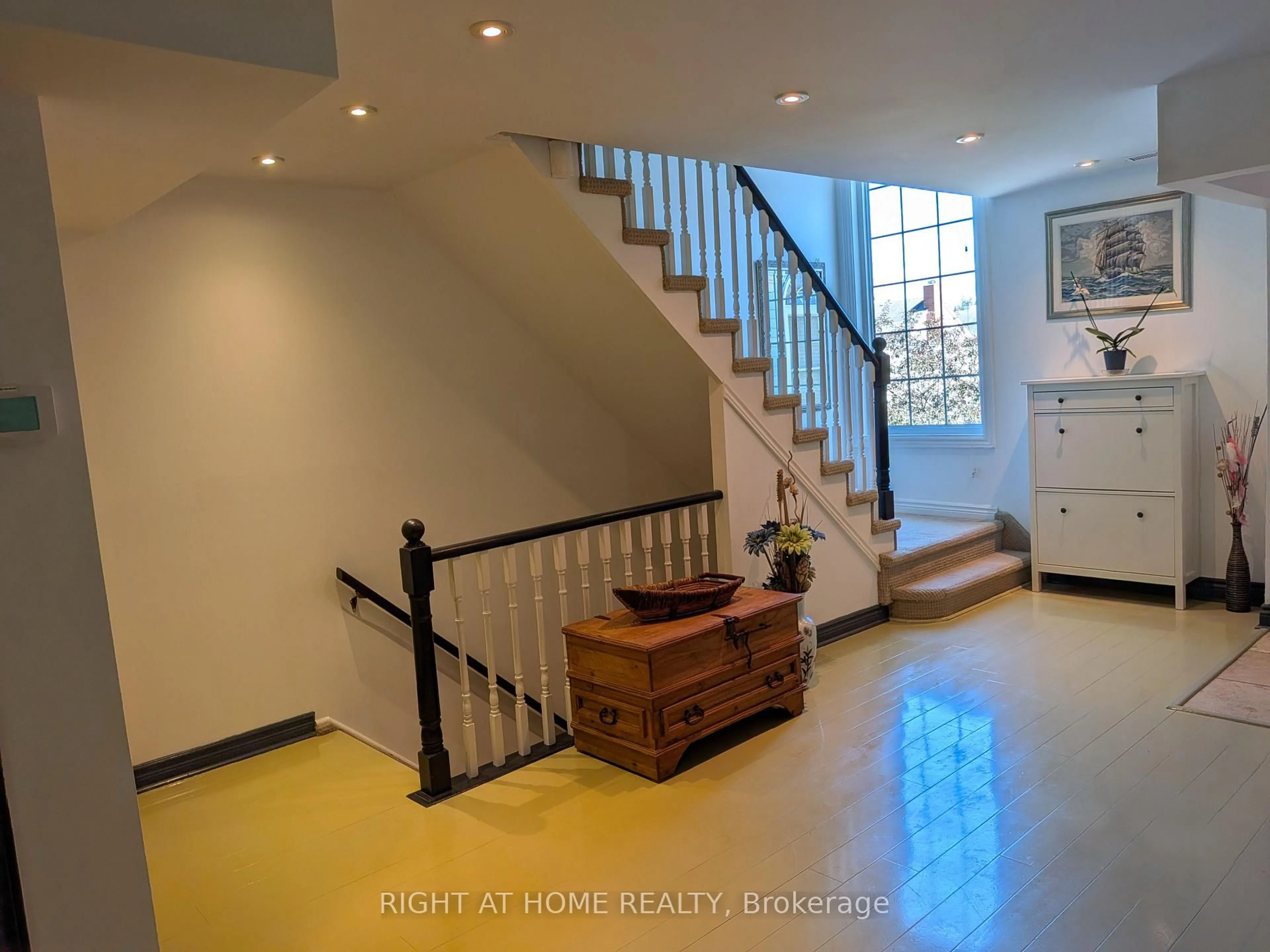 Indoor foyer for 1663 Nash Rd #D-7, Clarington Ontario L1E 1S8