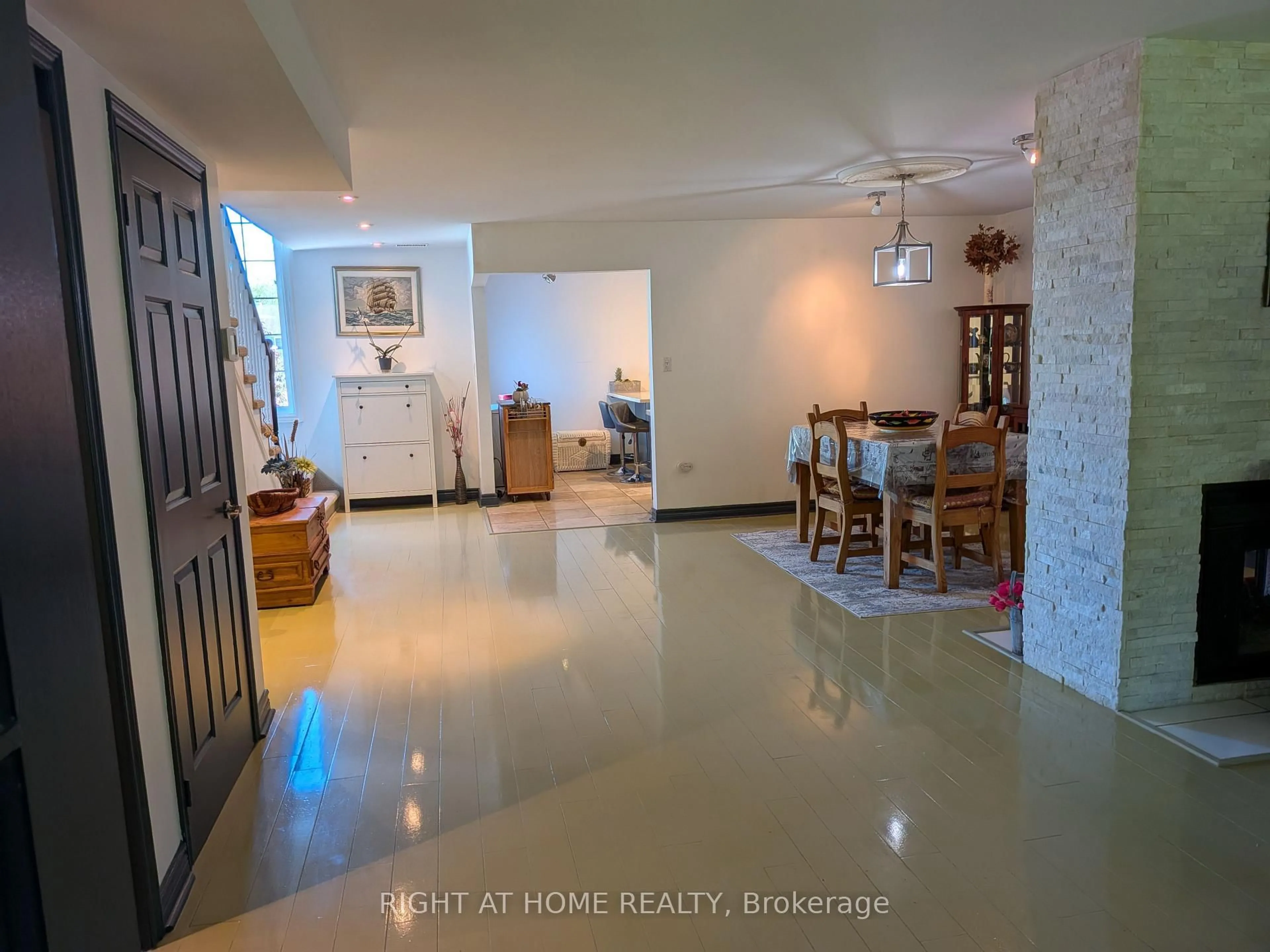 Indoor foyer for 1663 Nash Rd #D-7, Clarington Ontario L1E 1S8