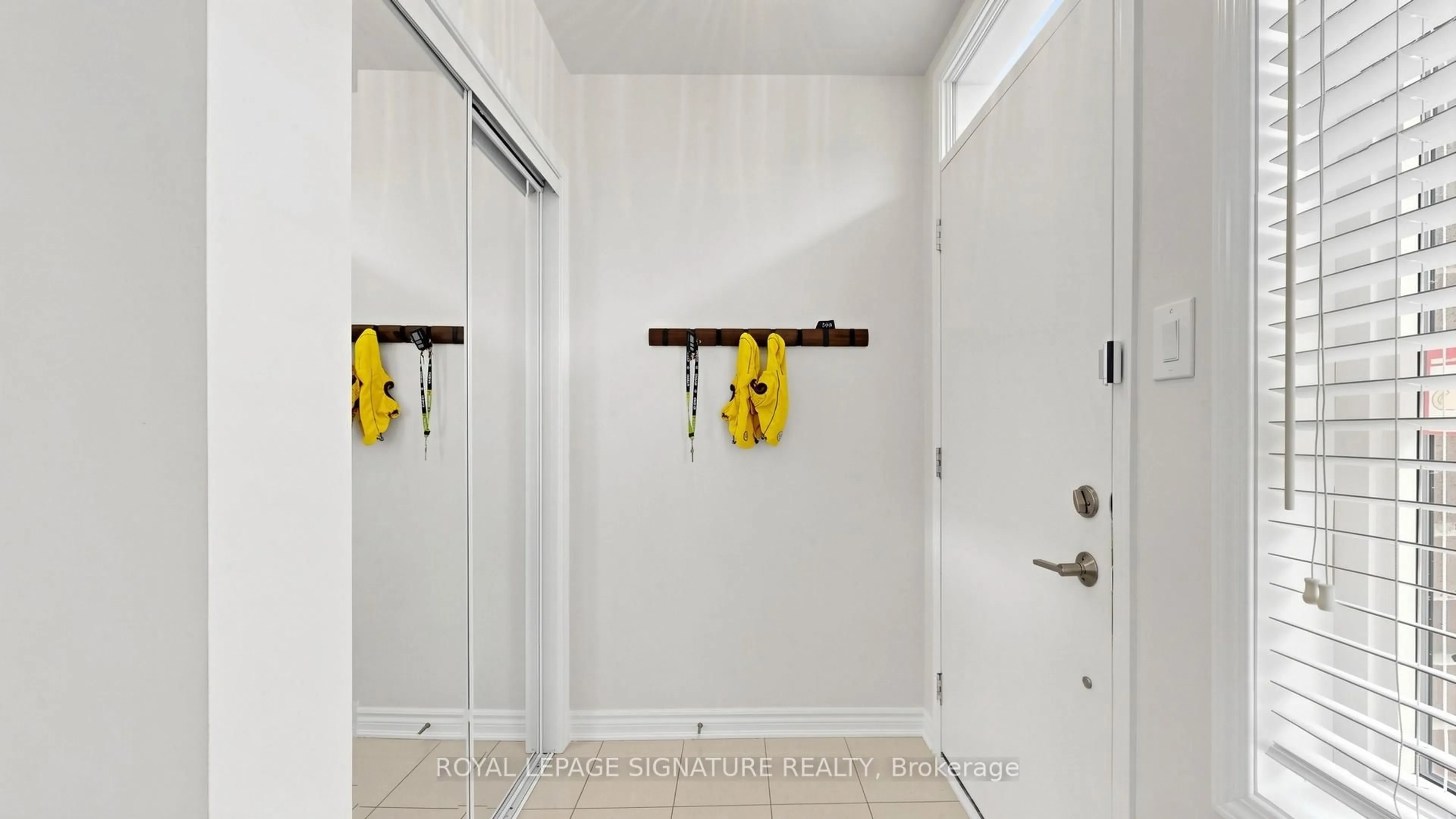 Indoor entryway for 35 Heron Park Pl #10, Toronto Ontario M1E 0B8