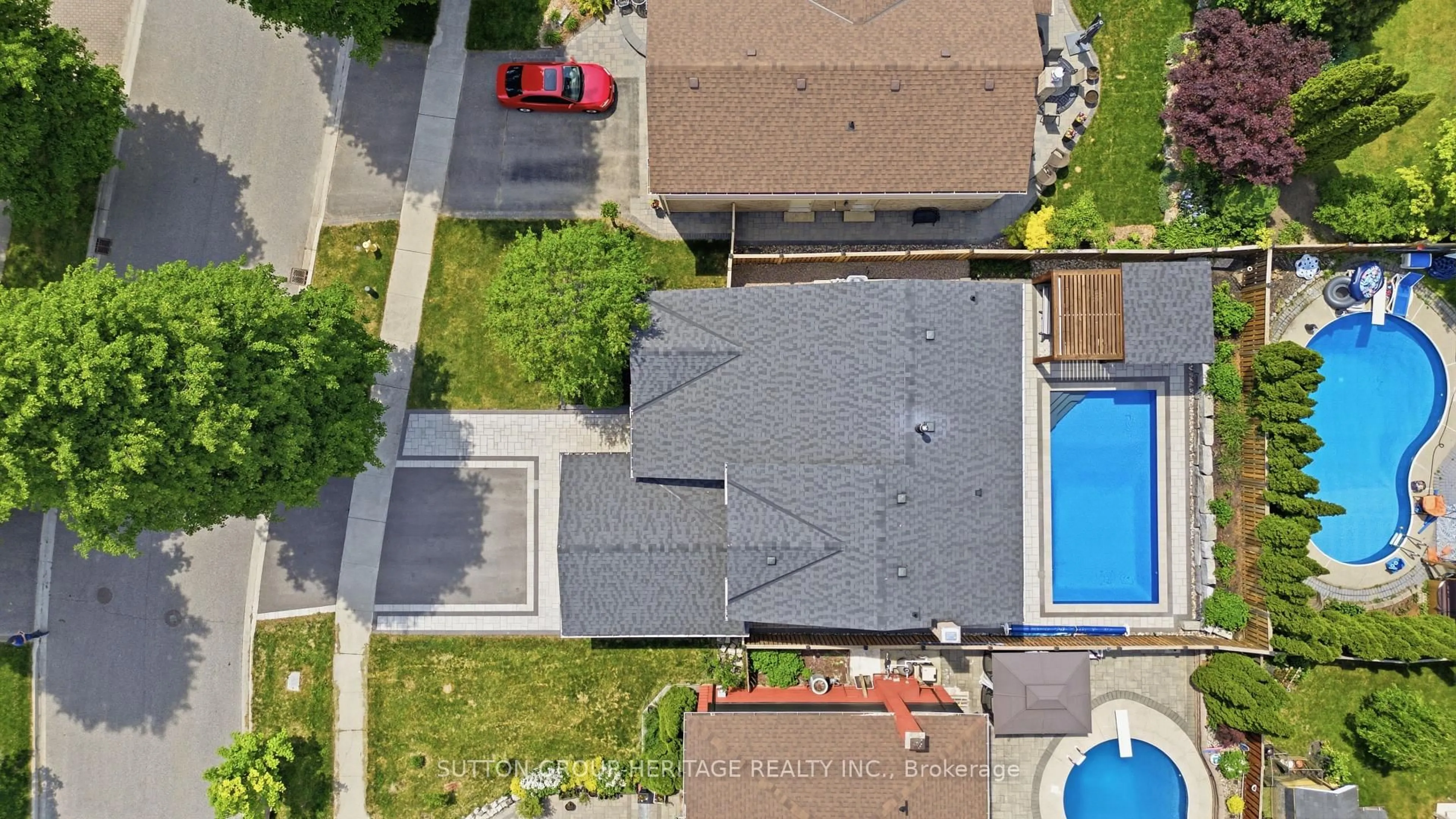 A pic from outside/outdoor area/front of a property/back of a property/a pic from drone, street for 532 Beech St, Whitby Ontario L1N 7C9