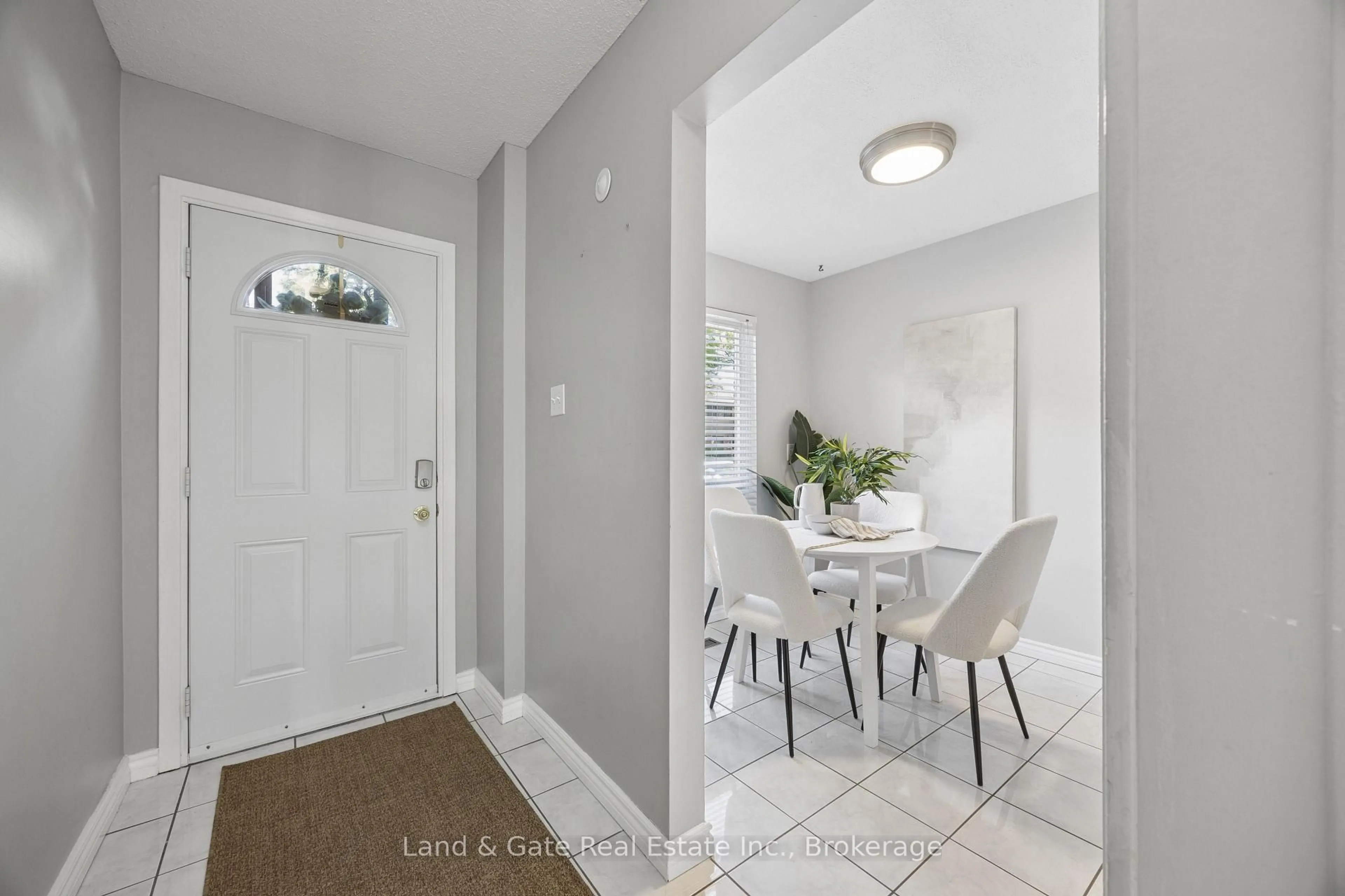 Indoor entryway for 155 Glovers Rd #62, Oshawa Ontario L1G 7A4