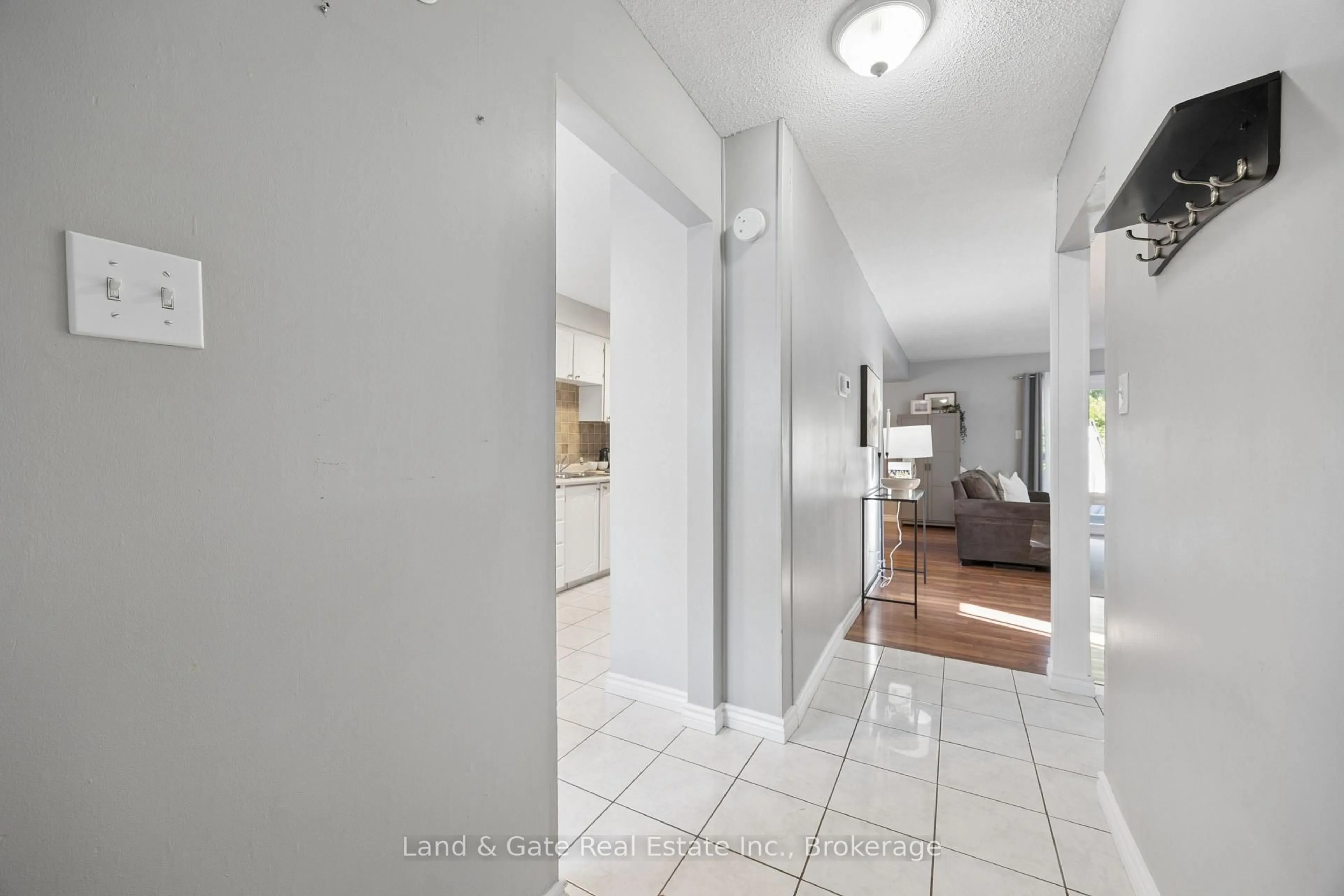 Indoor entryway for 155 Glovers Rd #62, Oshawa Ontario L1G 7A4