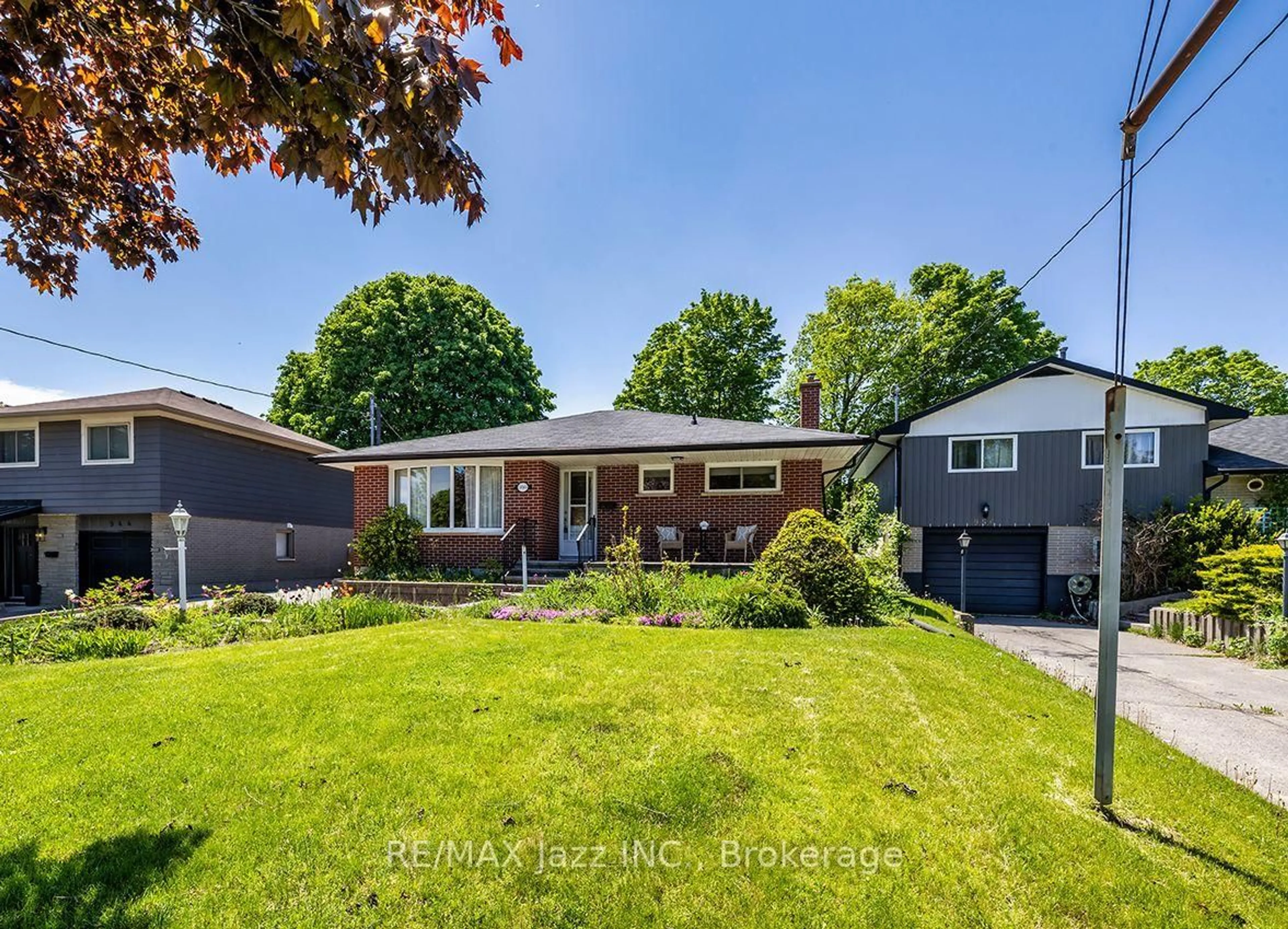 A pic from outside/outdoor area/front of a property/back of a property/a pic from drone, street for 950 Mary St, Oshawa Ontario L1G 5G8