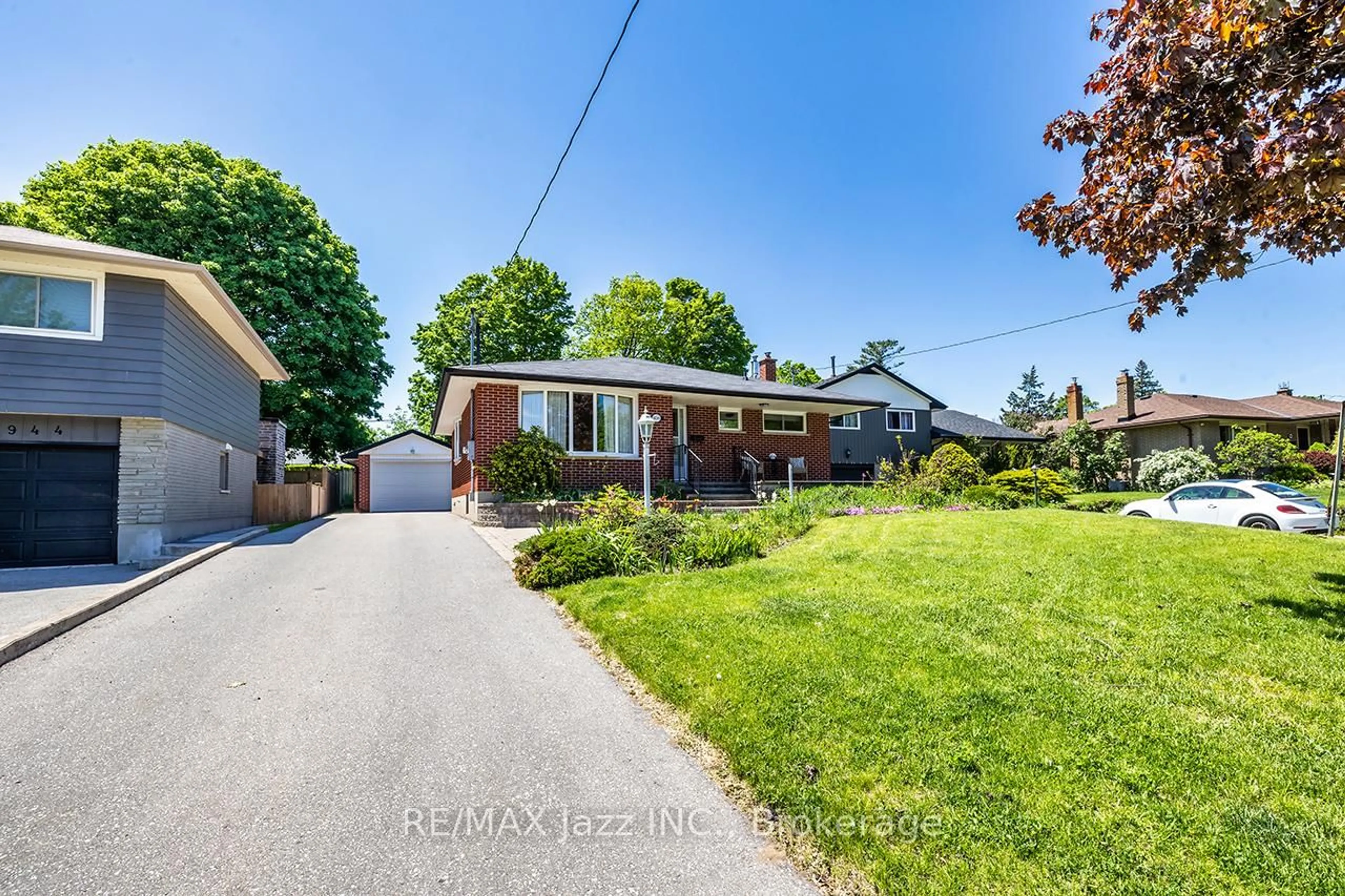 A pic from outside/outdoor area/front of a property/back of a property/a pic from drone, street for 950 Mary St, Oshawa Ontario L1G 5G8