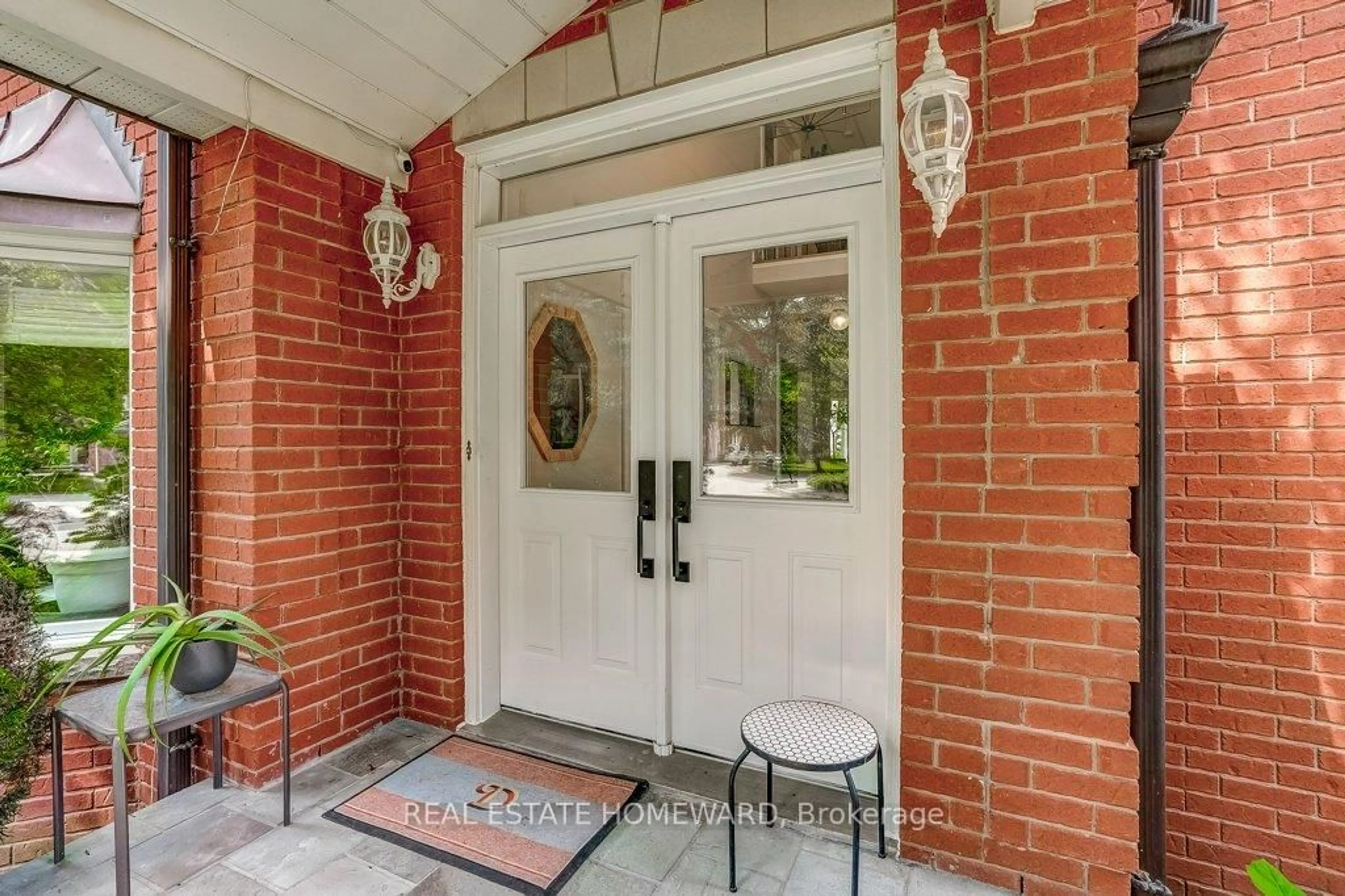 Indoor entryway for 98 Woodview Dr, Pickering Ontario L1V 1L2