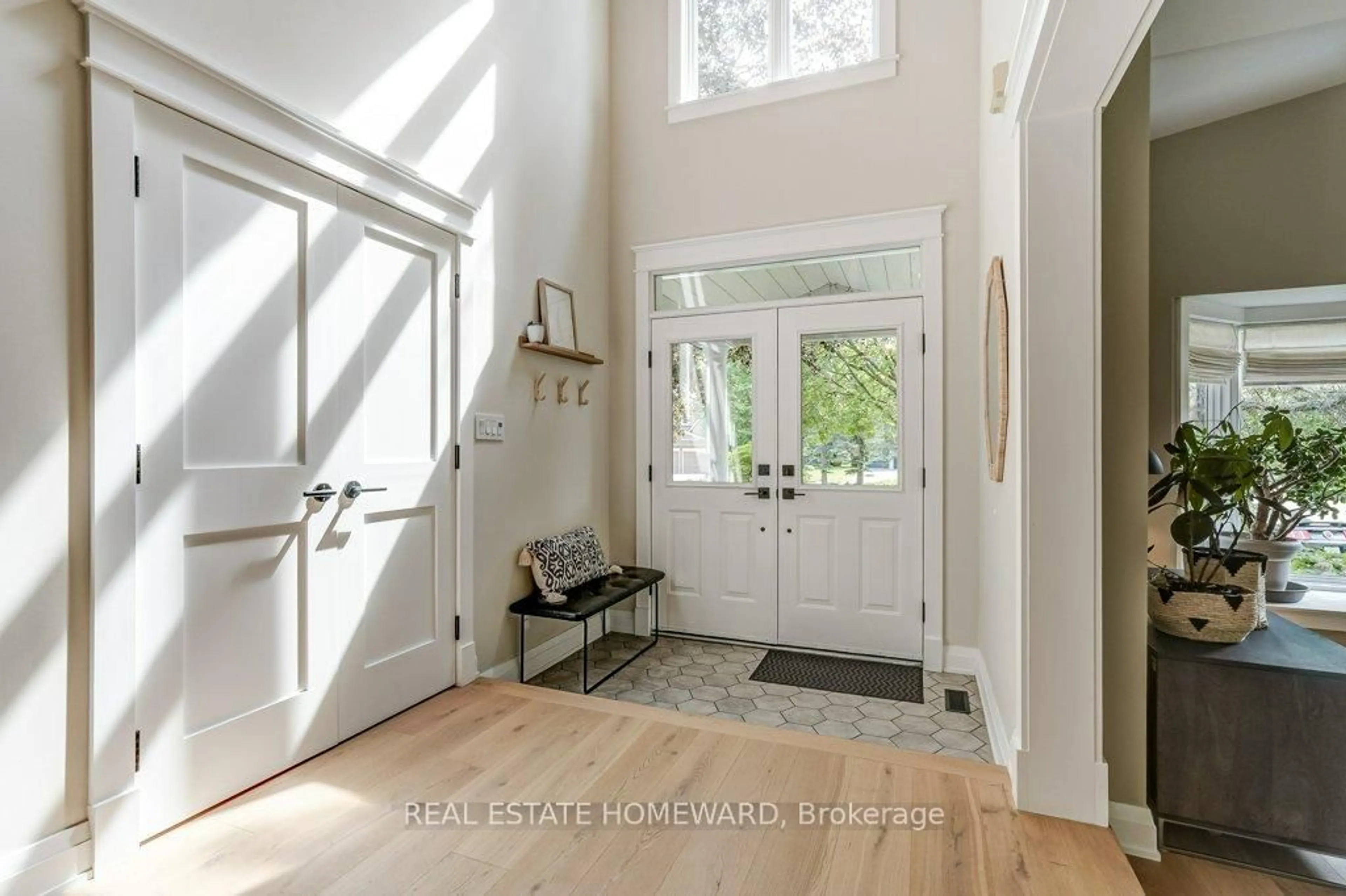 Indoor entryway for 98 Woodview Dr, Pickering Ontario L1V 1L2