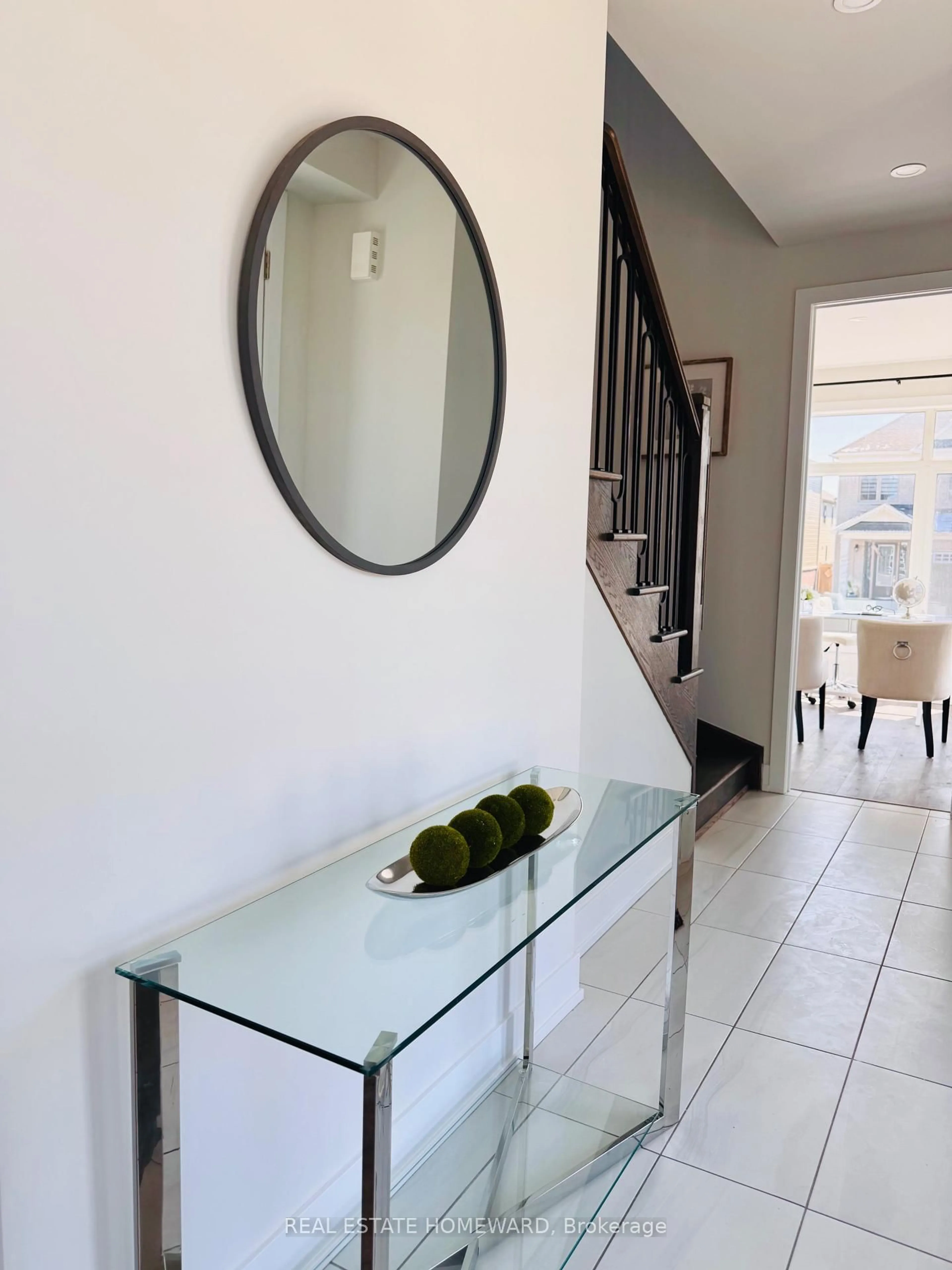 Indoor entryway for 960 Lockie Dr, Oshawa Ontario L1L 0S2