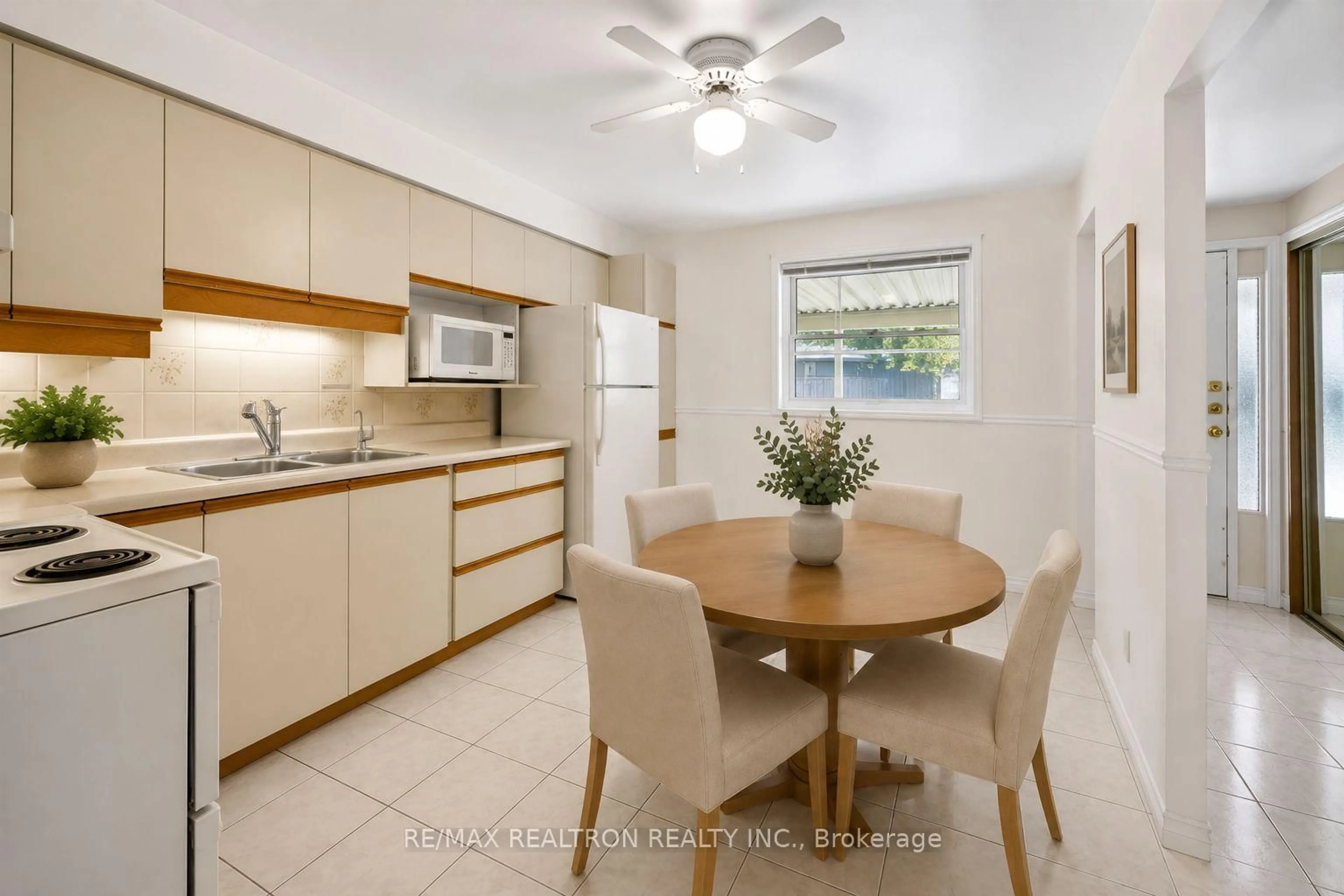 Standard kitchen, ceramic/tile floor for 54 Brimwood Blvd, Toronto Ontario M1V 1B8