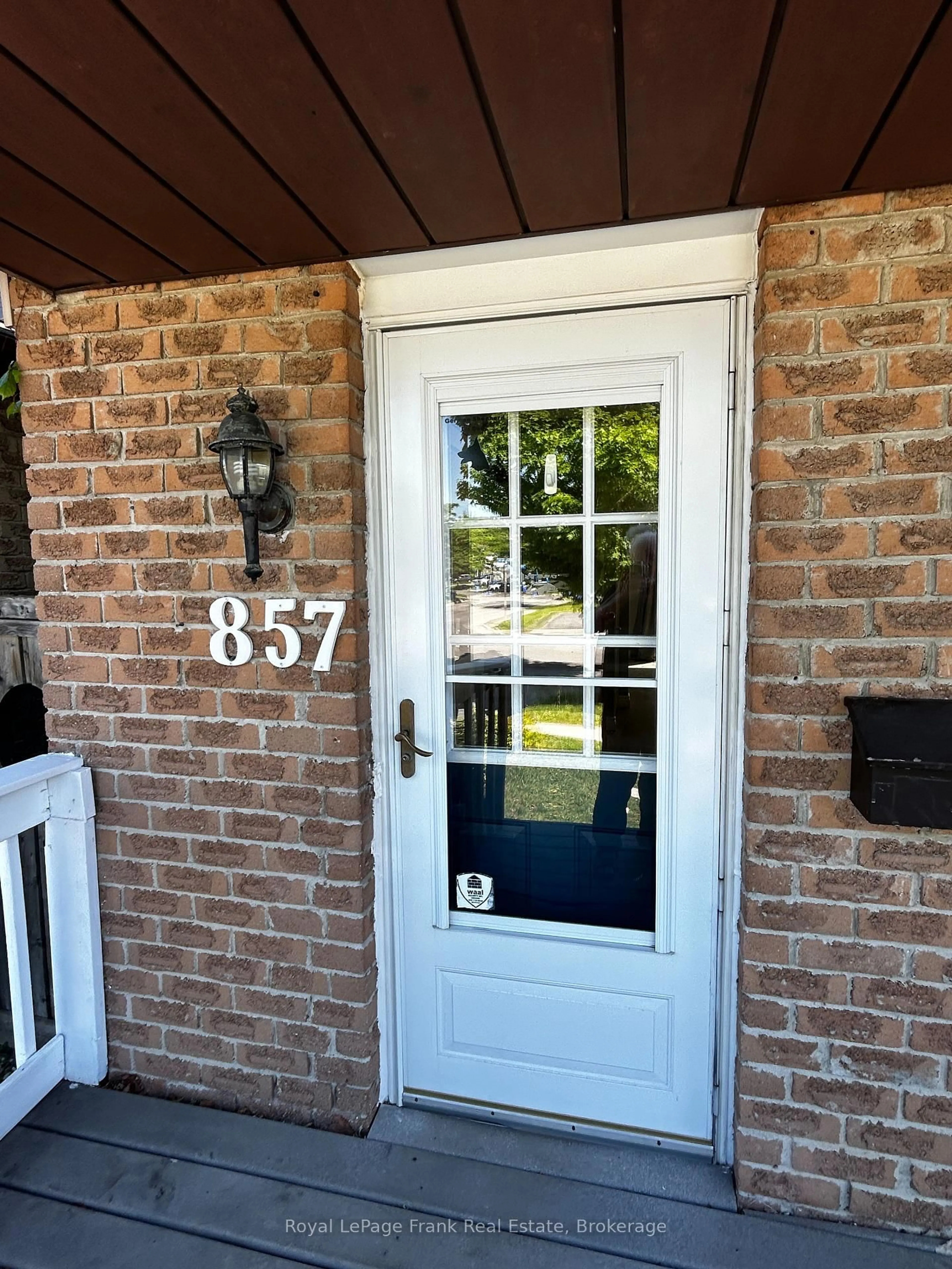 Indoor entryway for 857 Attersley Dr, Oshawa Ontario L1K 1T9