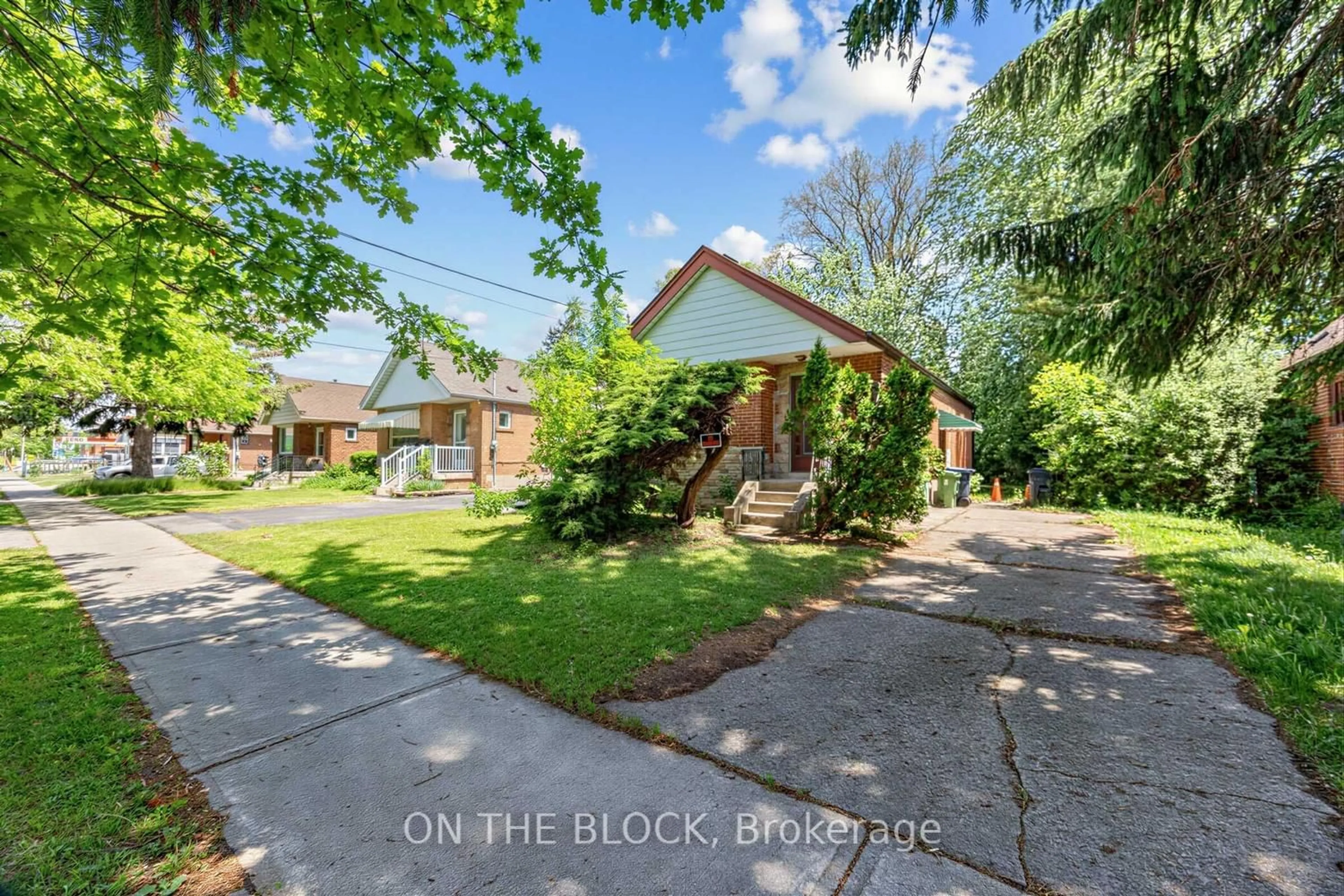 A pic from outside/outdoor area/front of a property/back of a property/a pic from drone, street for 729 Pharmacy Ave, Toronto Ontario M1L 3J4
