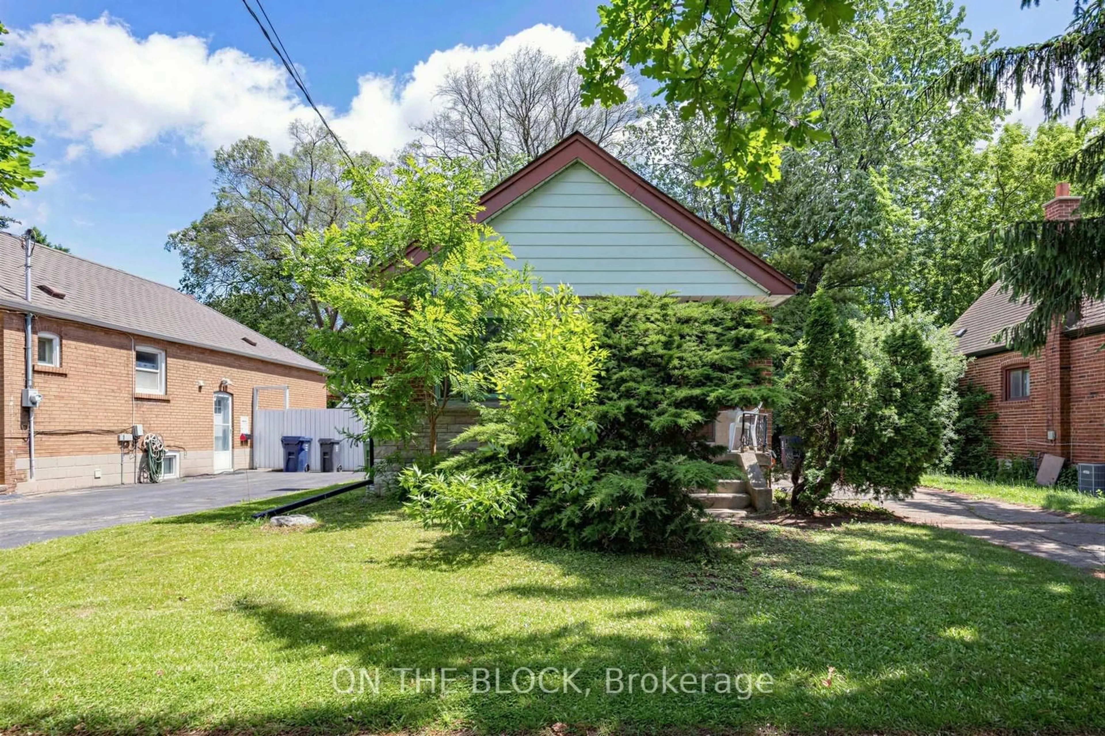 A pic from outside/outdoor area/front of a property/back of a property/a pic from drone, street for 729 Pharmacy Ave, Toronto Ontario M1L 3J4