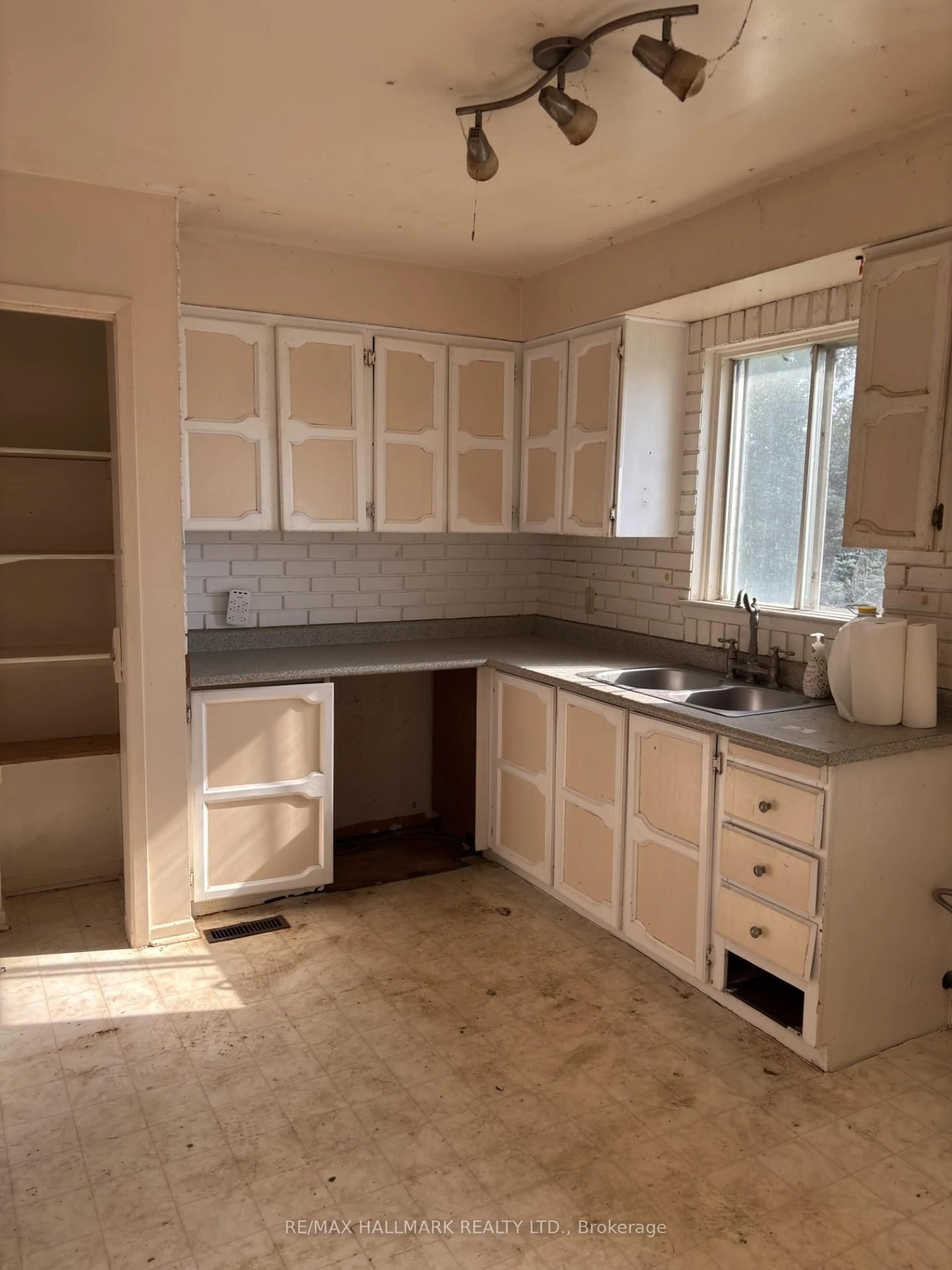 Standard kitchen, unknown for 104 Doreen Cres, Clarington Ontario L1C 3W8