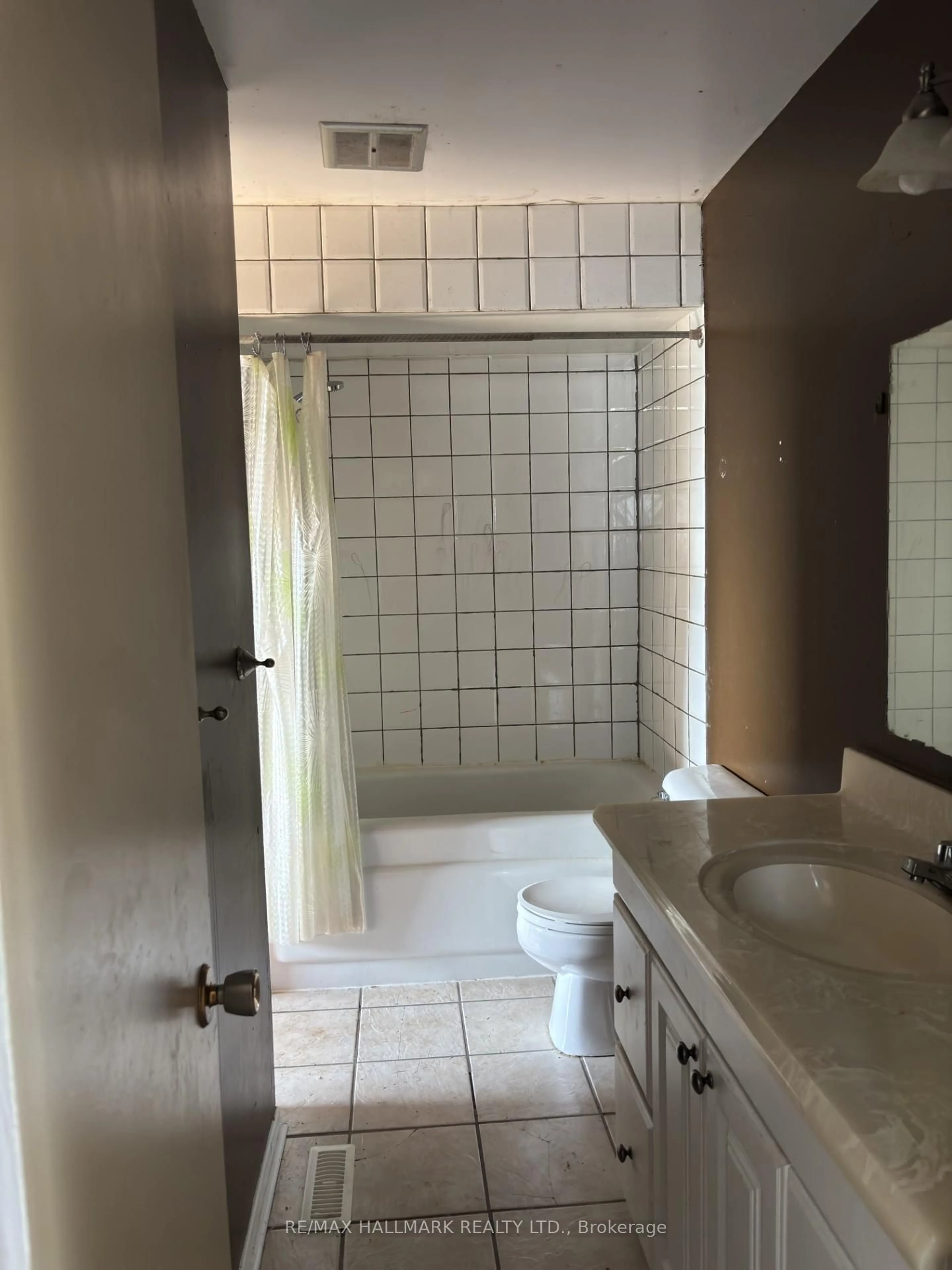 A pic of a room for 104 Doreen Cres, Clarington Ontario L1C 3W8