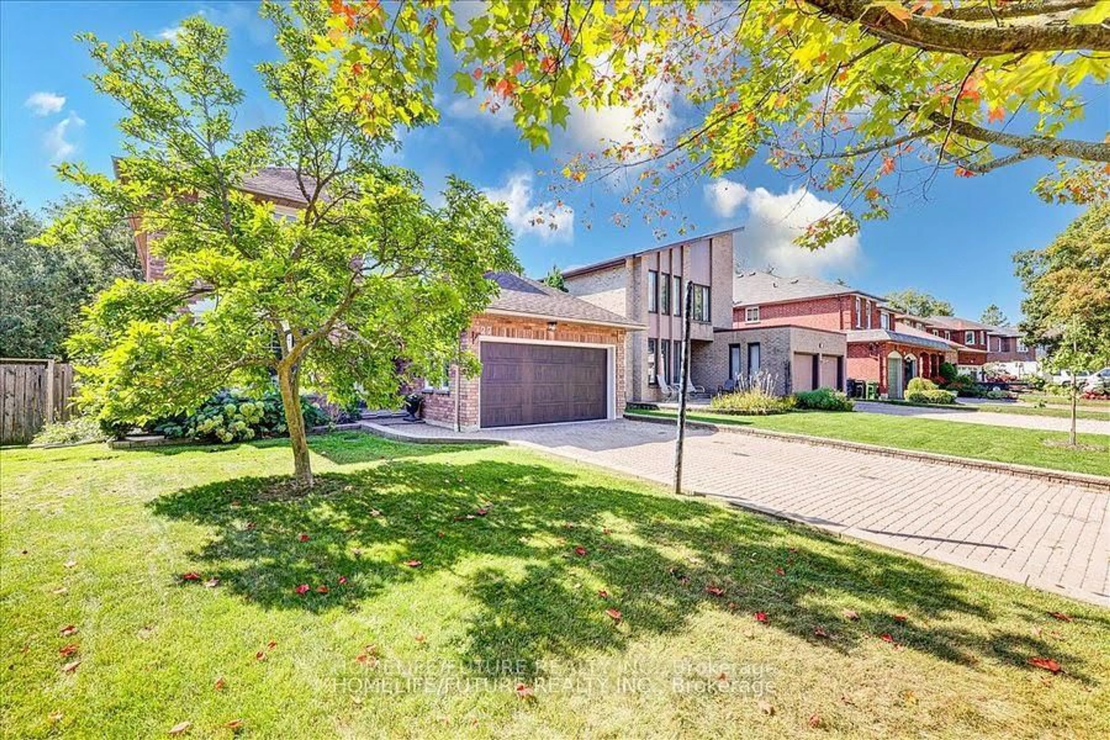 A pic from outside/outdoor area/front of a property/back of a property/a pic from drone, street for 27 Sugarbush Sq, Toronto Ontario M1C 3M6