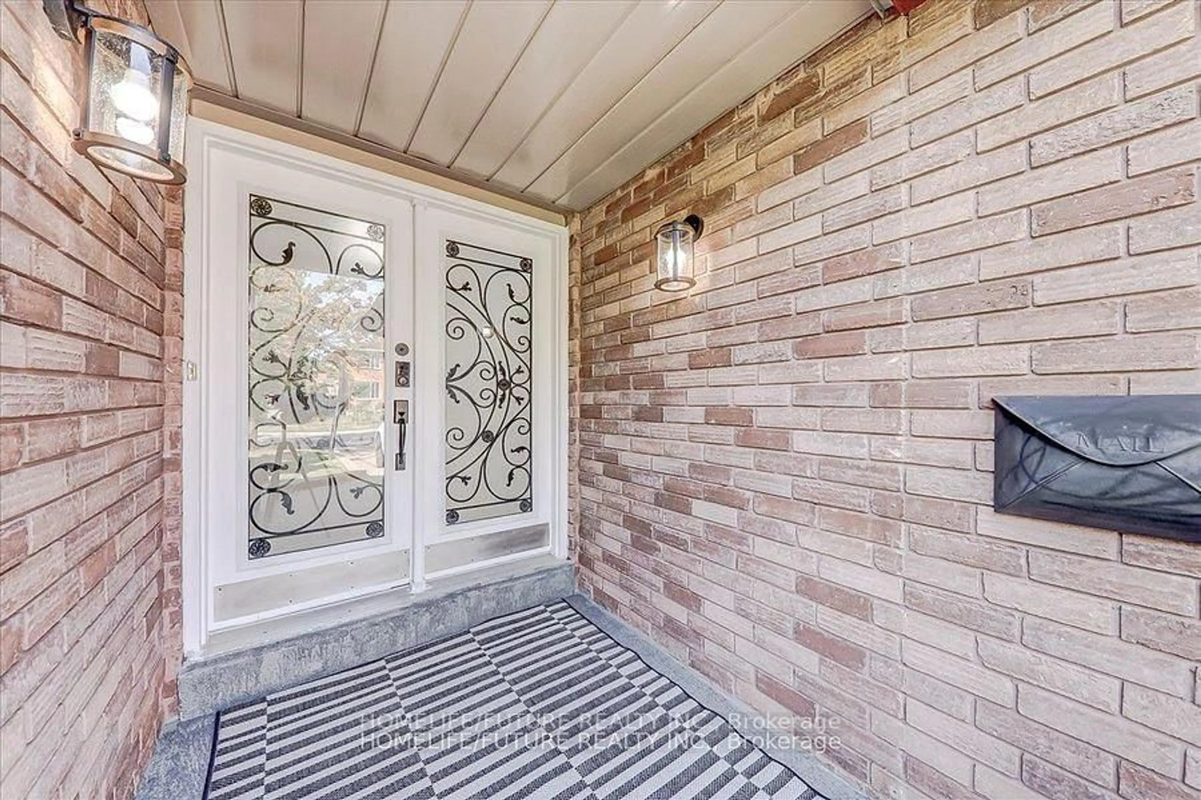 Indoor entryway for 27 Sugarbush Sq, Toronto Ontario M1C 3M6