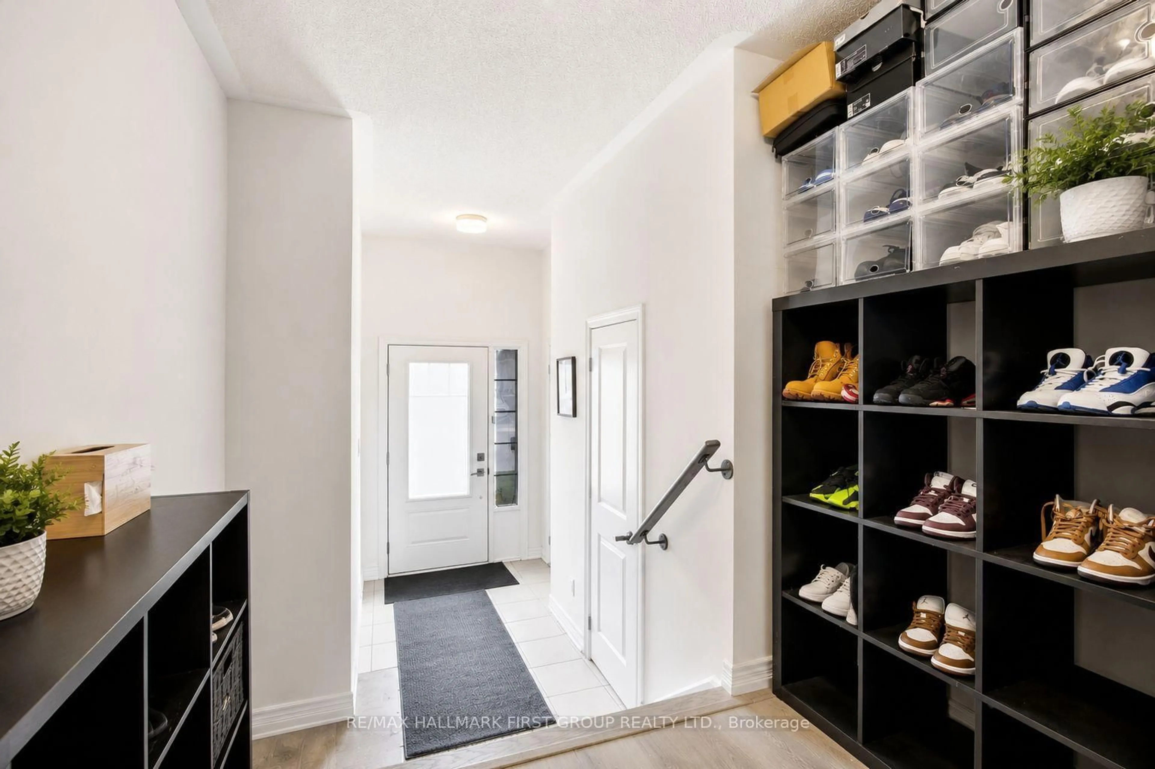 Indoor entryway for 2019 Cameron Lott Cres, Oshawa Ontario L1L 0S1