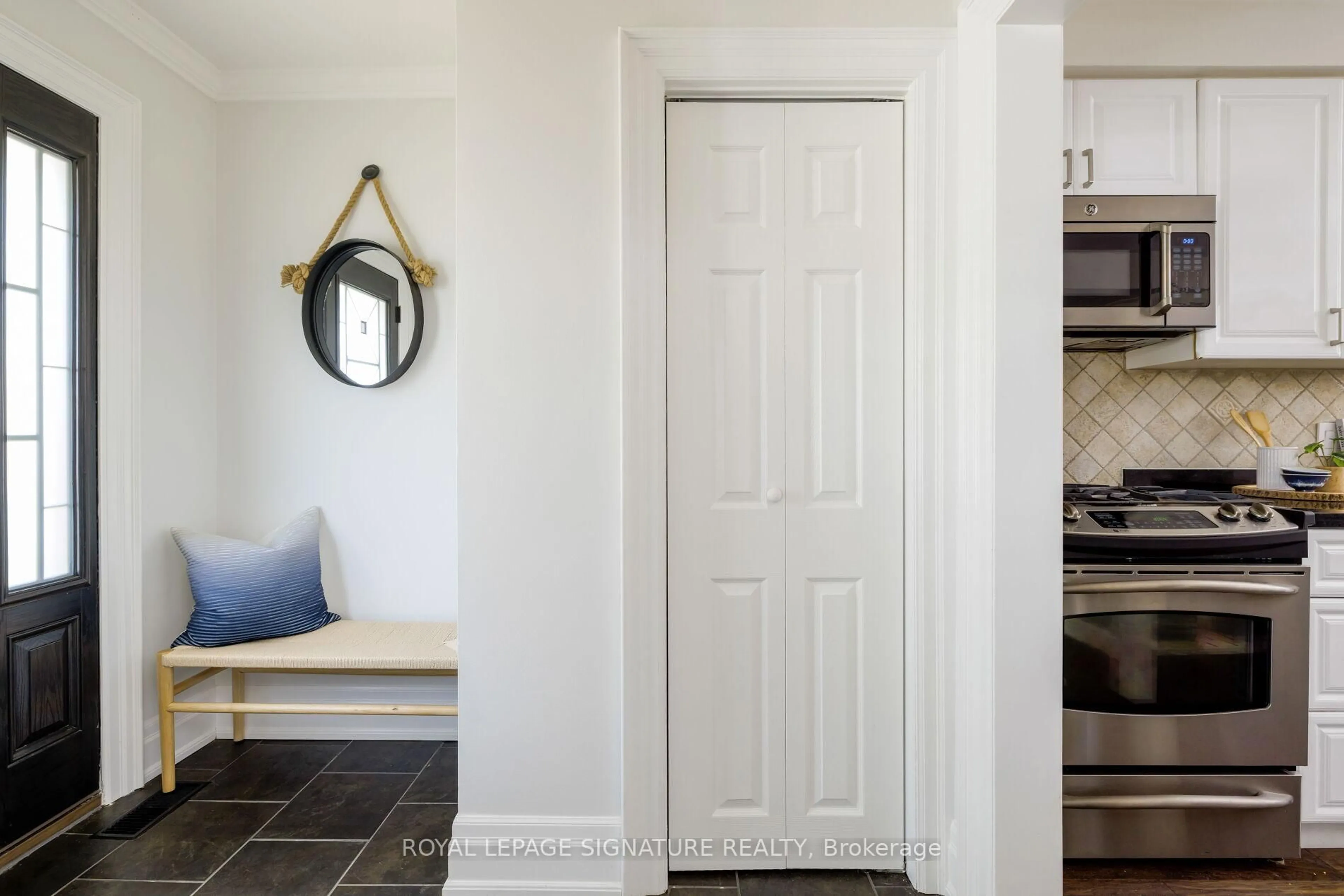 Indoor entryway for 27 Clyde Rd, Toronto Ontario M1C 1T8