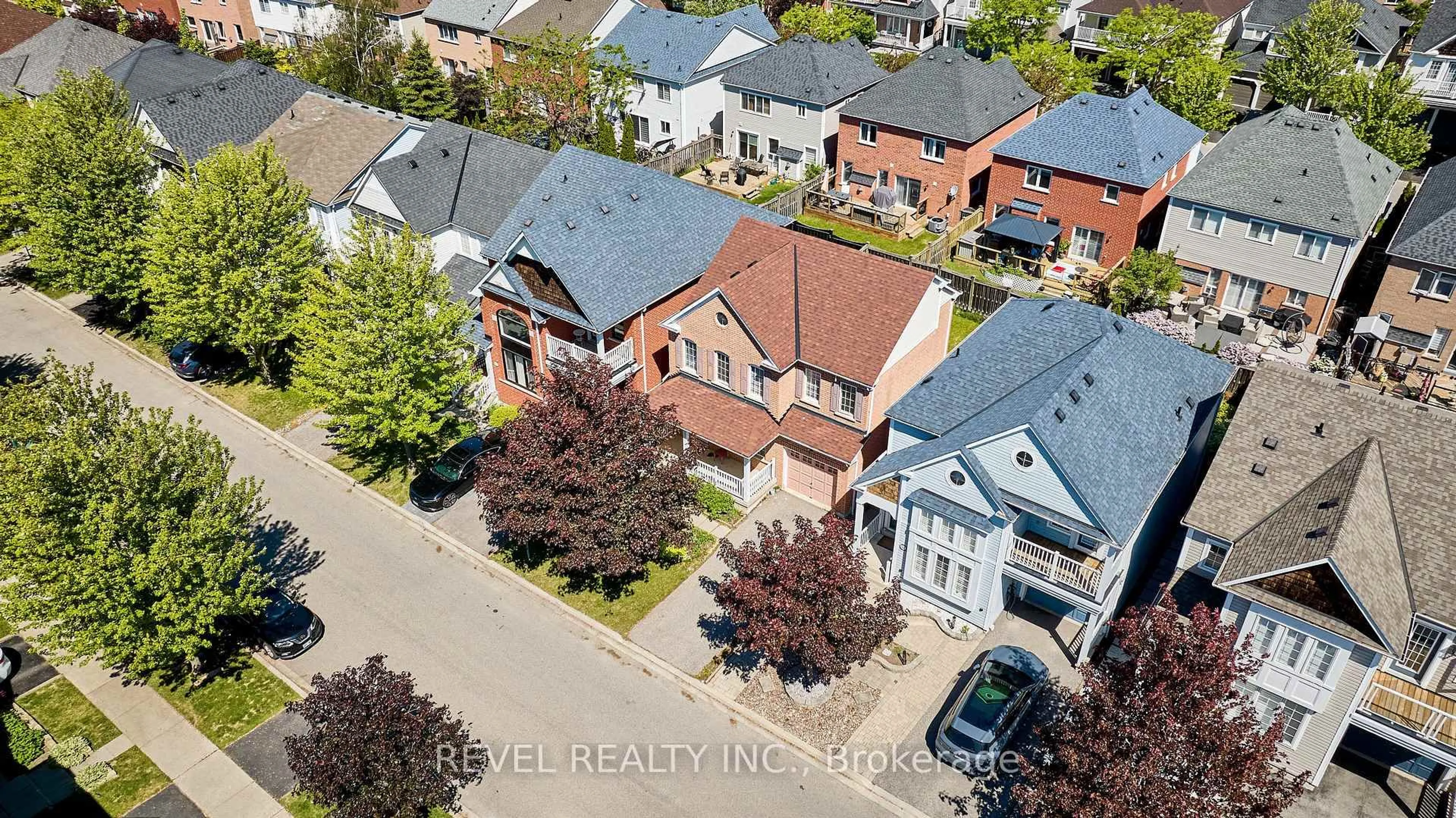A pic from outside/outdoor area/front of a property/back of a property/a pic from drone, street for 59 Moynahan Cres, Ajax Ontario L1Z 1P1
