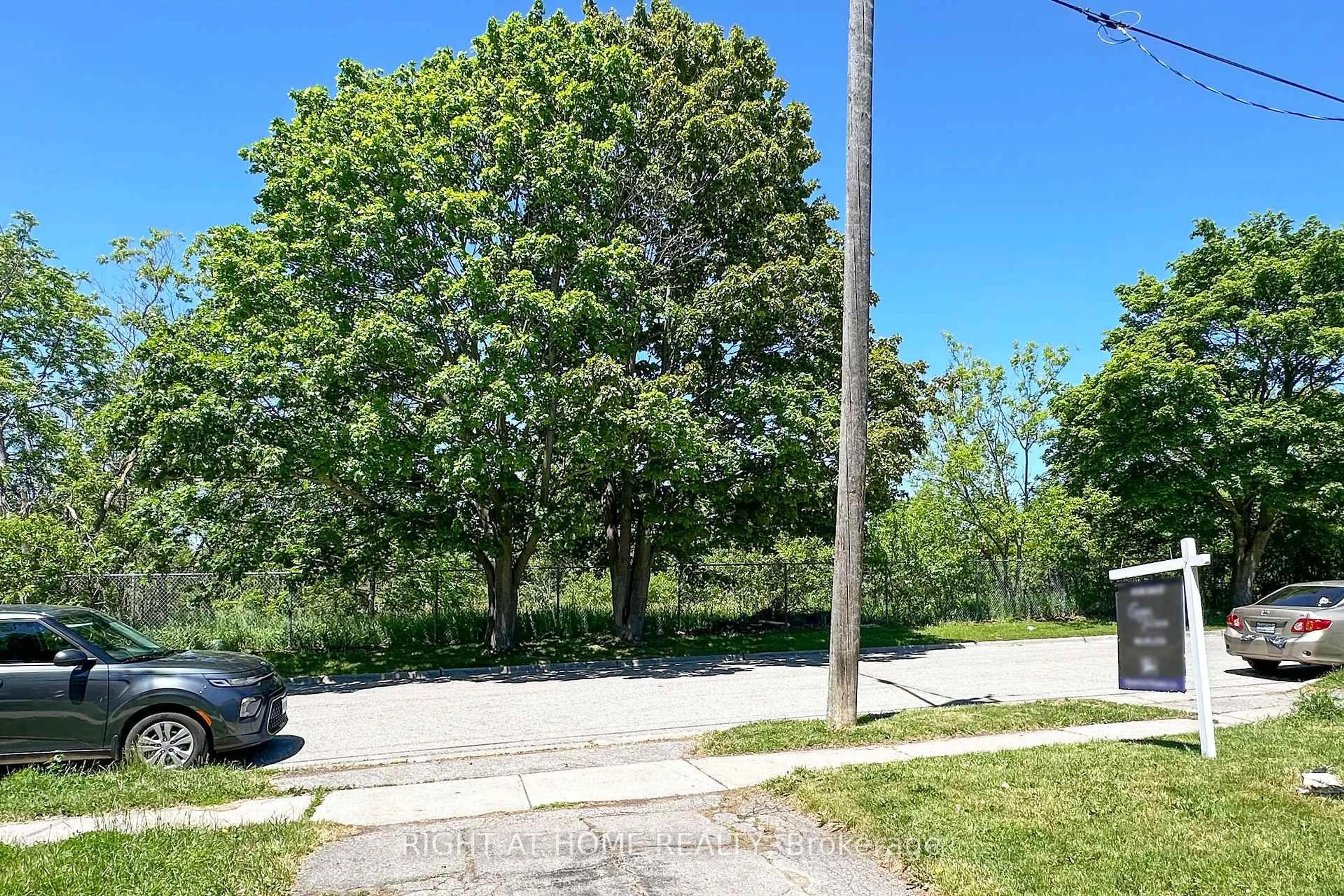 A pic from outside/outdoor area/front of a property/back of a property/a pic from drone, street for 235 Edward Ave, Oshawa Ontario L1H 3A6