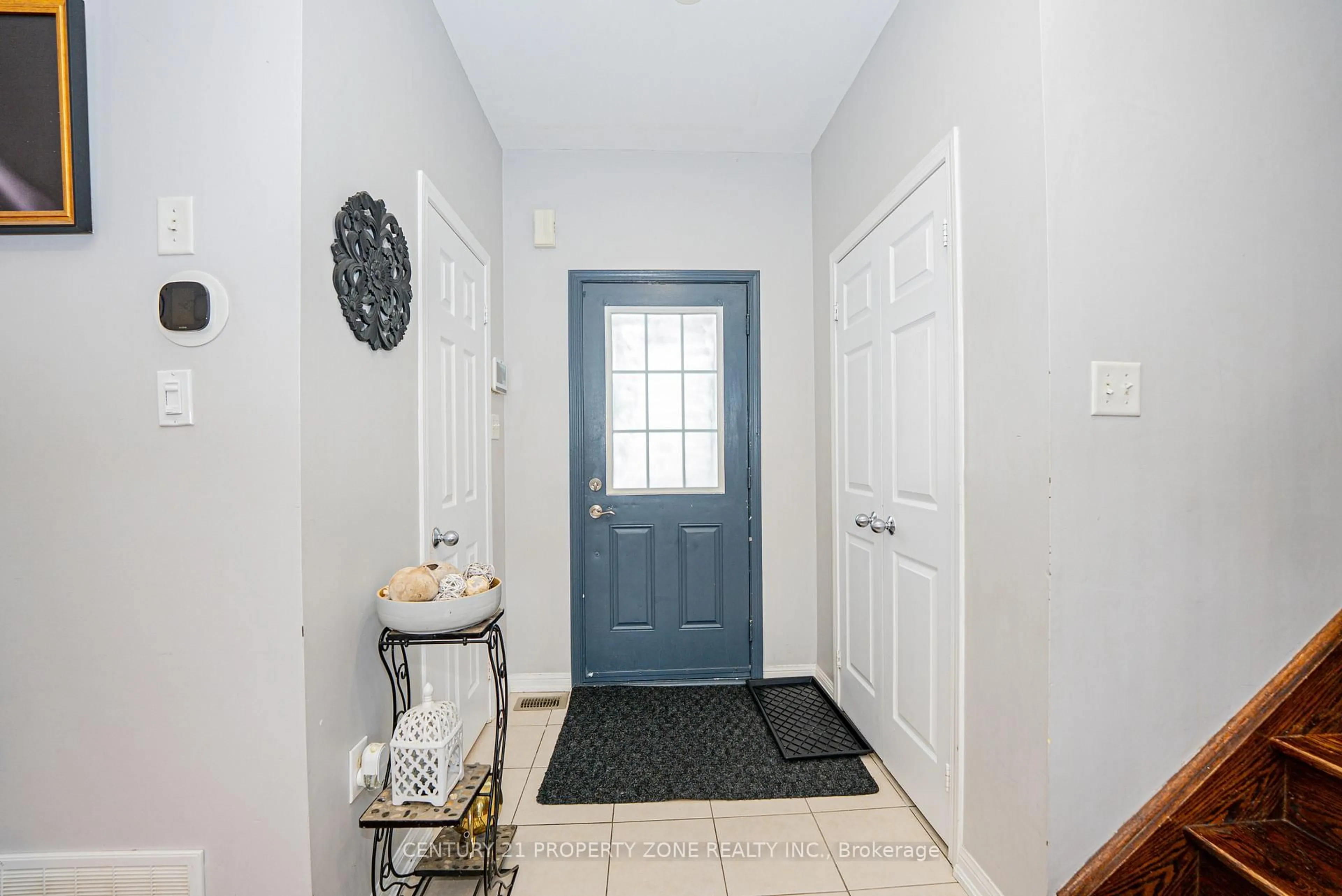 Indoor entryway for 804 Ormond Dr, Oshawa Ontario L1K 3B6