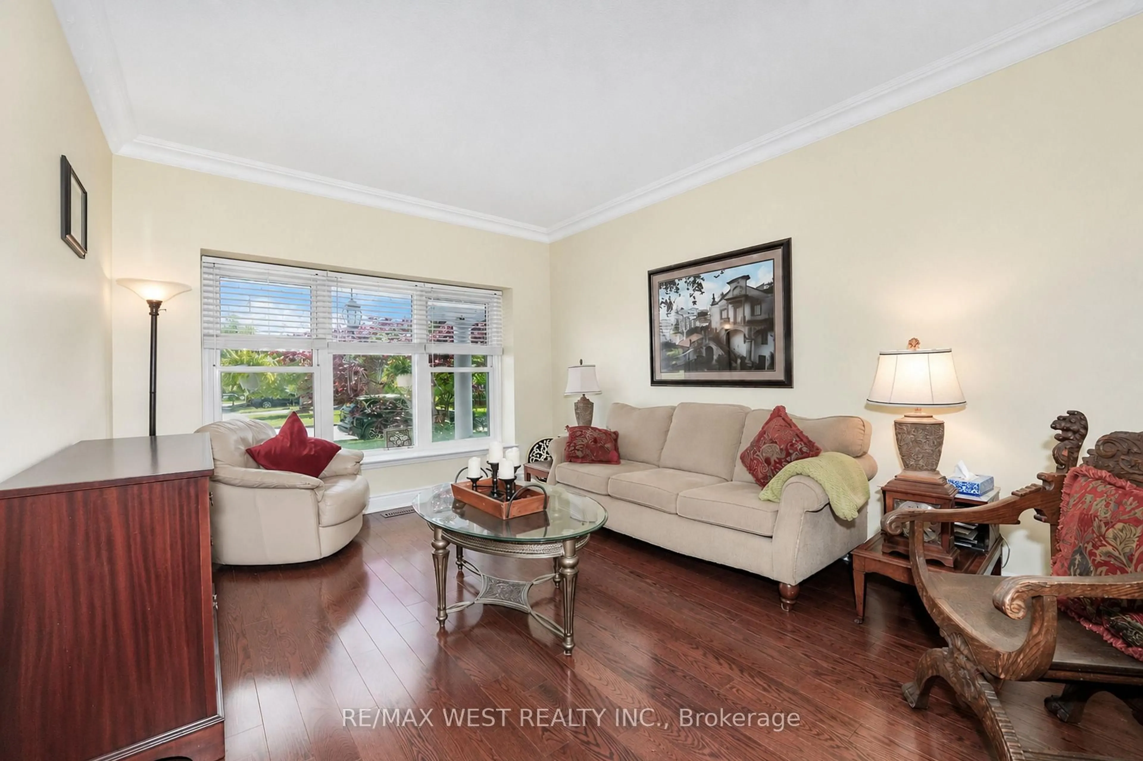 Living room with furniture, unknown for 1536 Huntsmill Dr, Pickering Ontario L1V 5J5