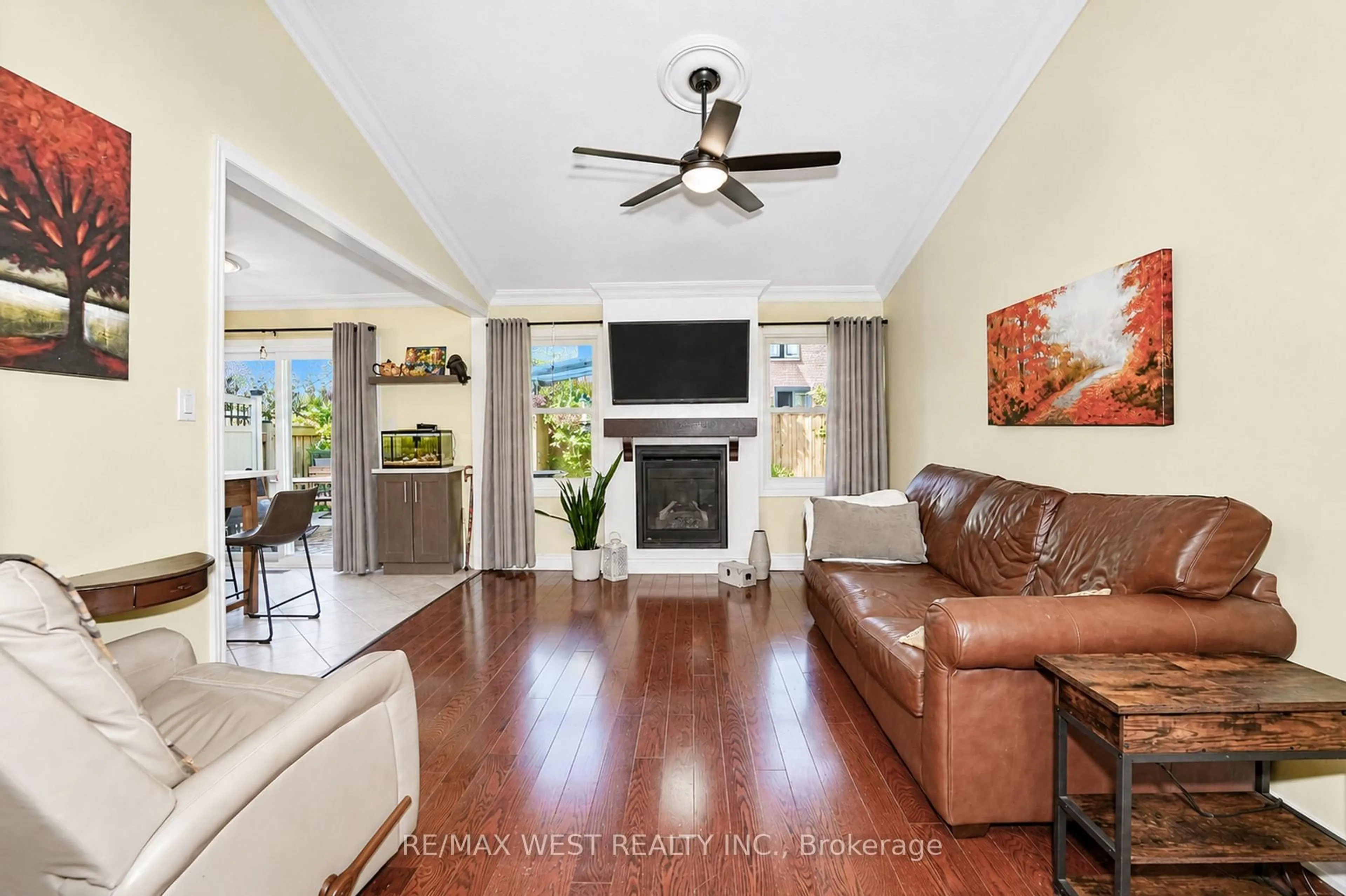 Living room with furniture, unknown for 1536 Huntsmill Dr, Pickering Ontario L1V 5J5