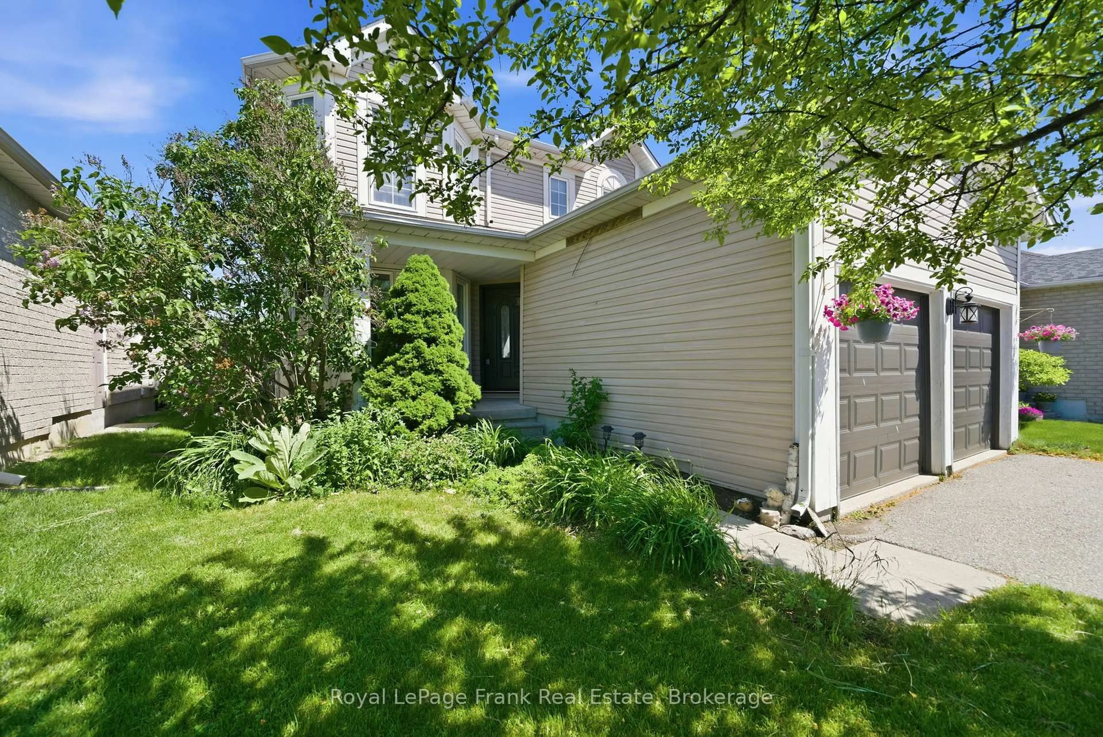 A pic from outside/outdoor area/front of a property/back of a property/a pic from drone, street for 98 Rustwood St, Clarington Ontario L1C 5E5