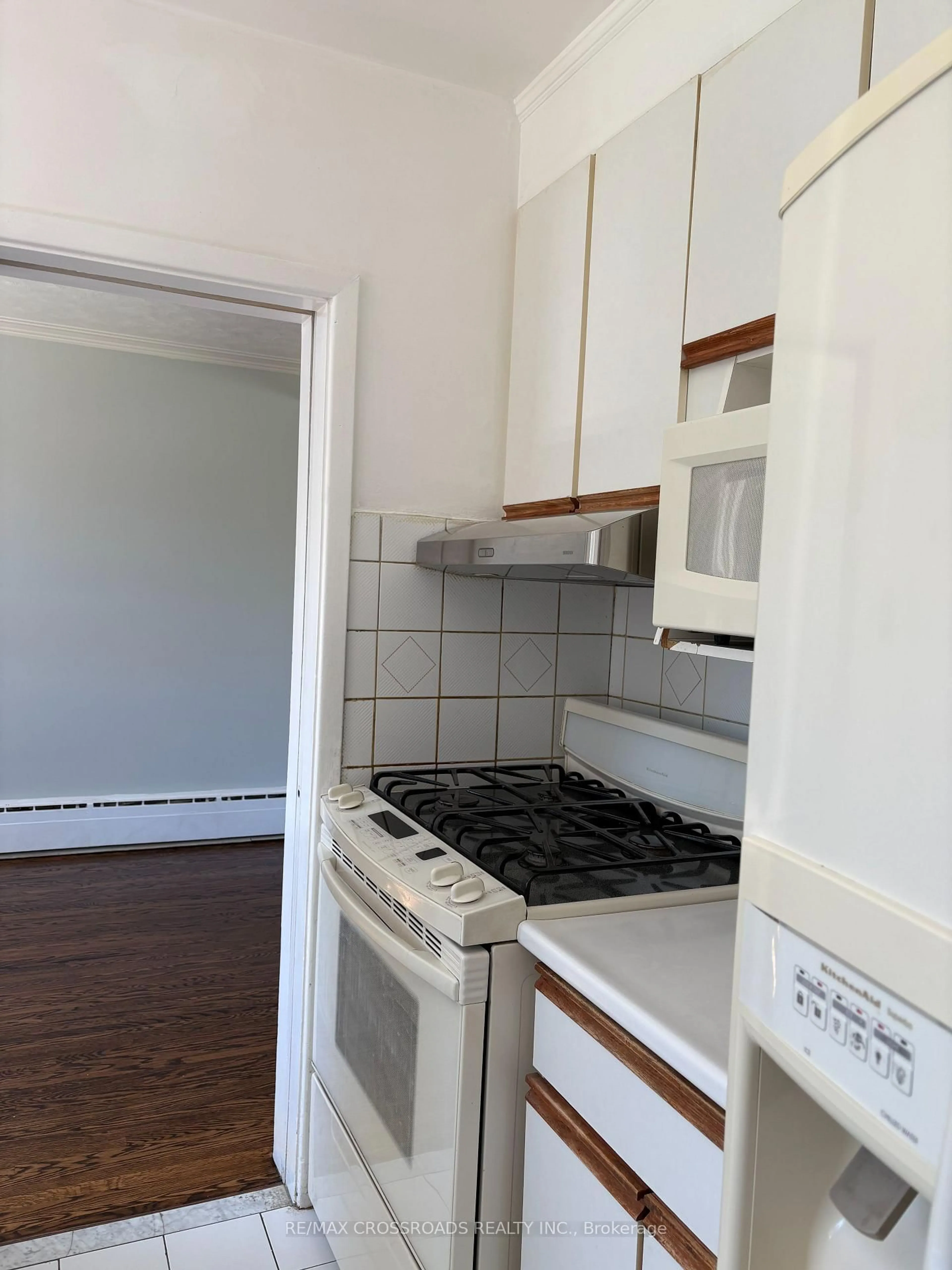 Standard kitchen, unknown for 31 Robertsfield Cres, Toronto Ontario M1R 2X1