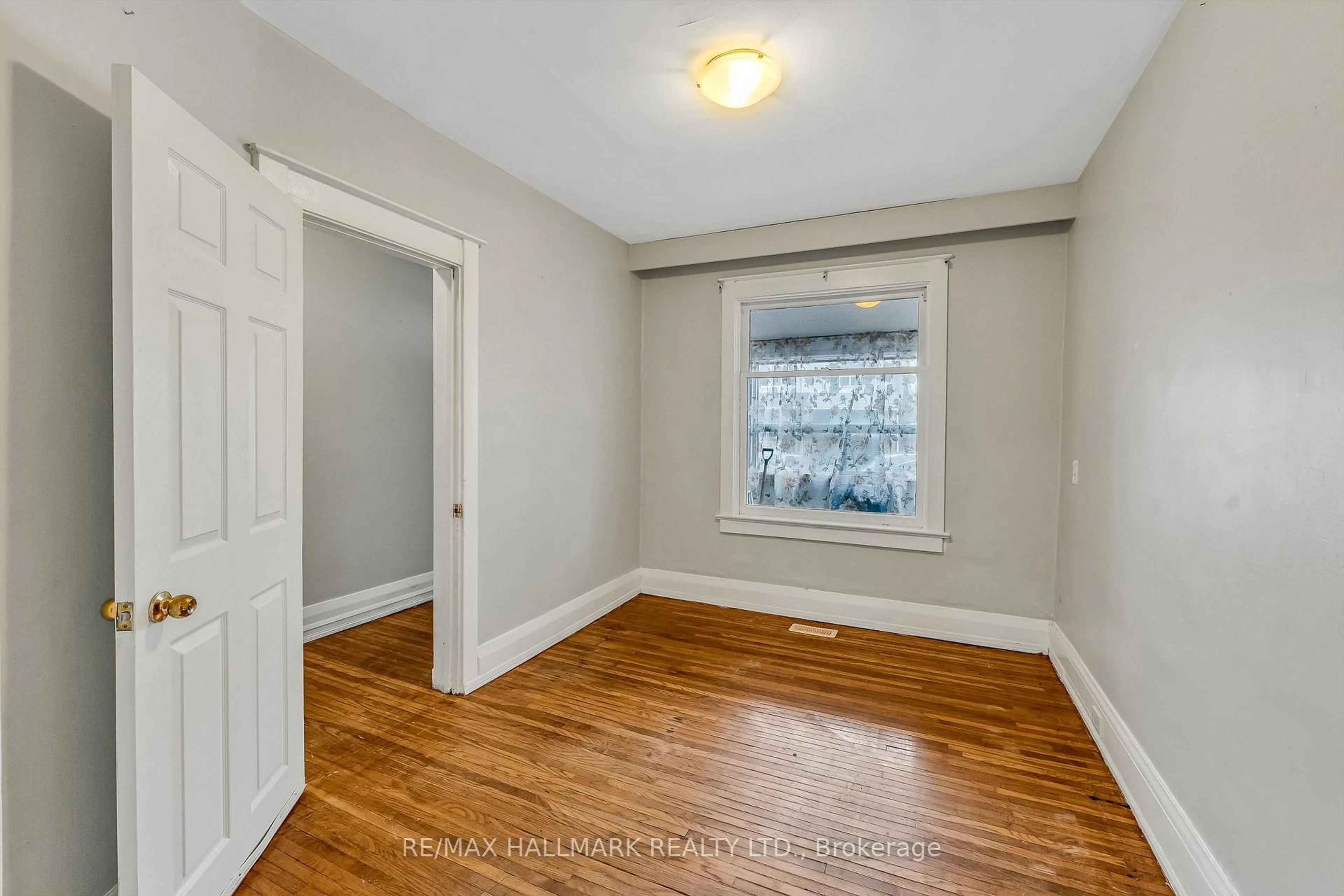 A pic of a room for 20 Kelvin Ave, Toronto Ontario M4C 5C8